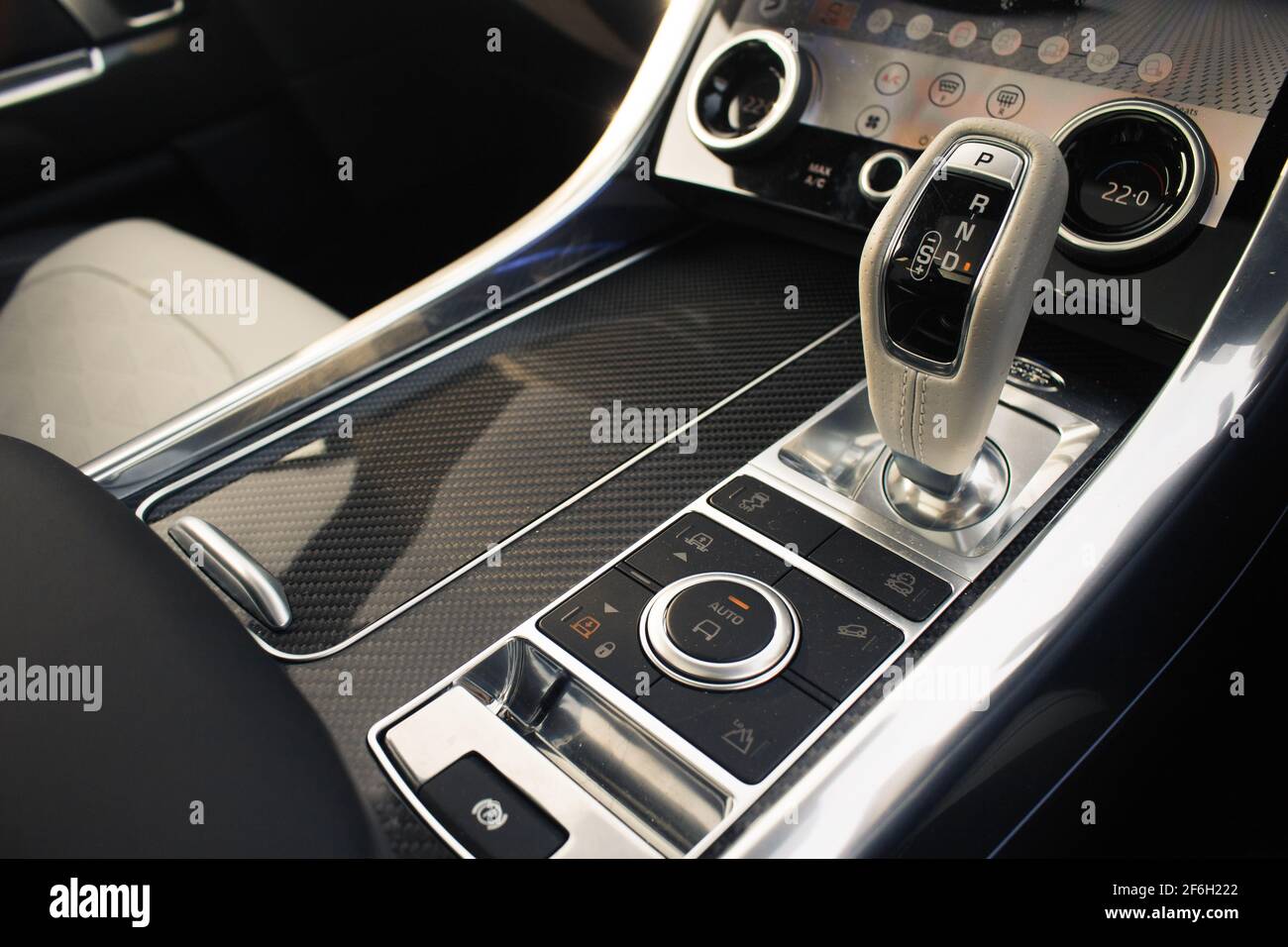 2006 Land Rover Range Rover Supercharged in Black - Gear shifter/center  console Stock Photo - Alamy