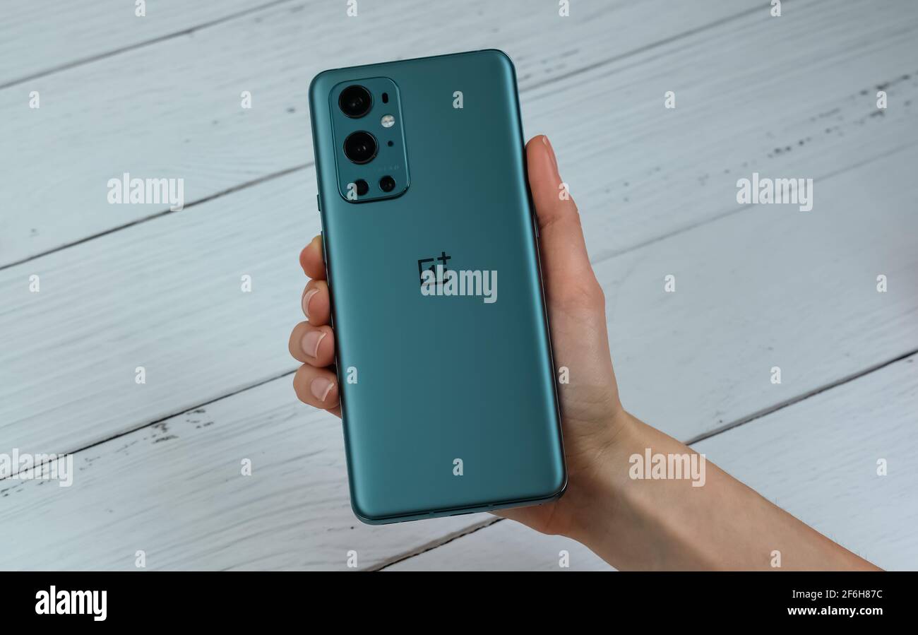 Oneplus 9 Pro 5g In Pine Green Color Stock Photo Alamy Oneplus 9 Pro 5g In Pine Green Color Stock Photo Alamy