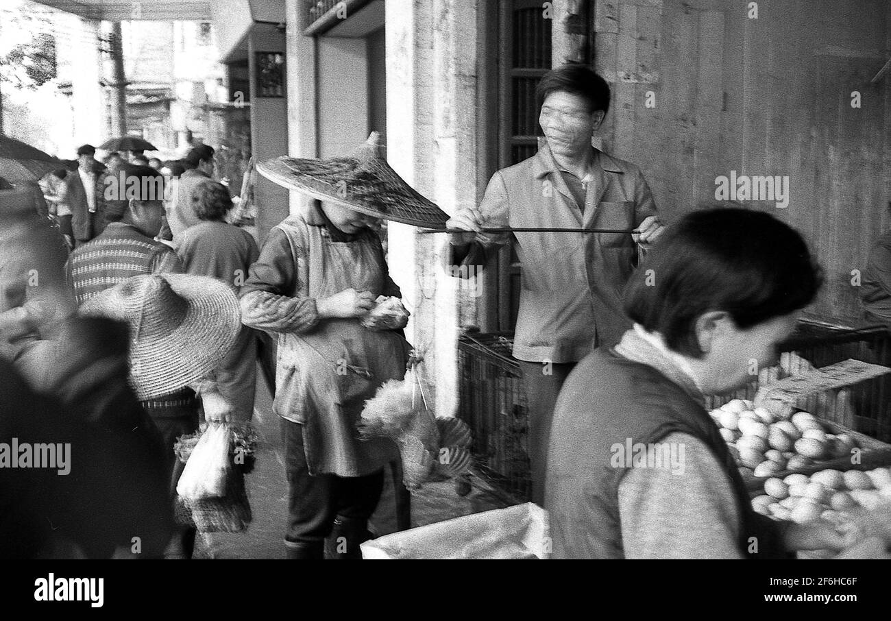 老北京　市井風情画　Life and People in Old Beijing 960px-Datianshuijing_Hutong6.JPG