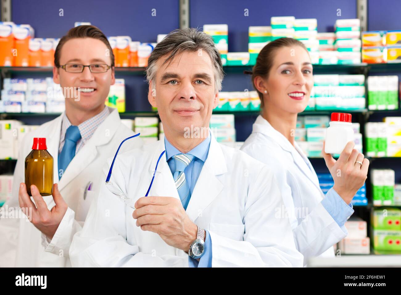 Pharmacy drugstore people team hi-res stock photography and images - Alamy