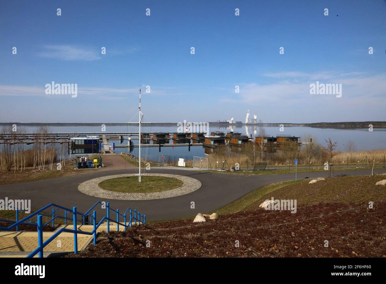 Bärwalder See, Hafen mit der Anlage für Hausboote und schwimmende Ferienhäuser,im Hintergrund das LEAG Kraftwerk Boxberg am 31.3.2021 Stock Photo