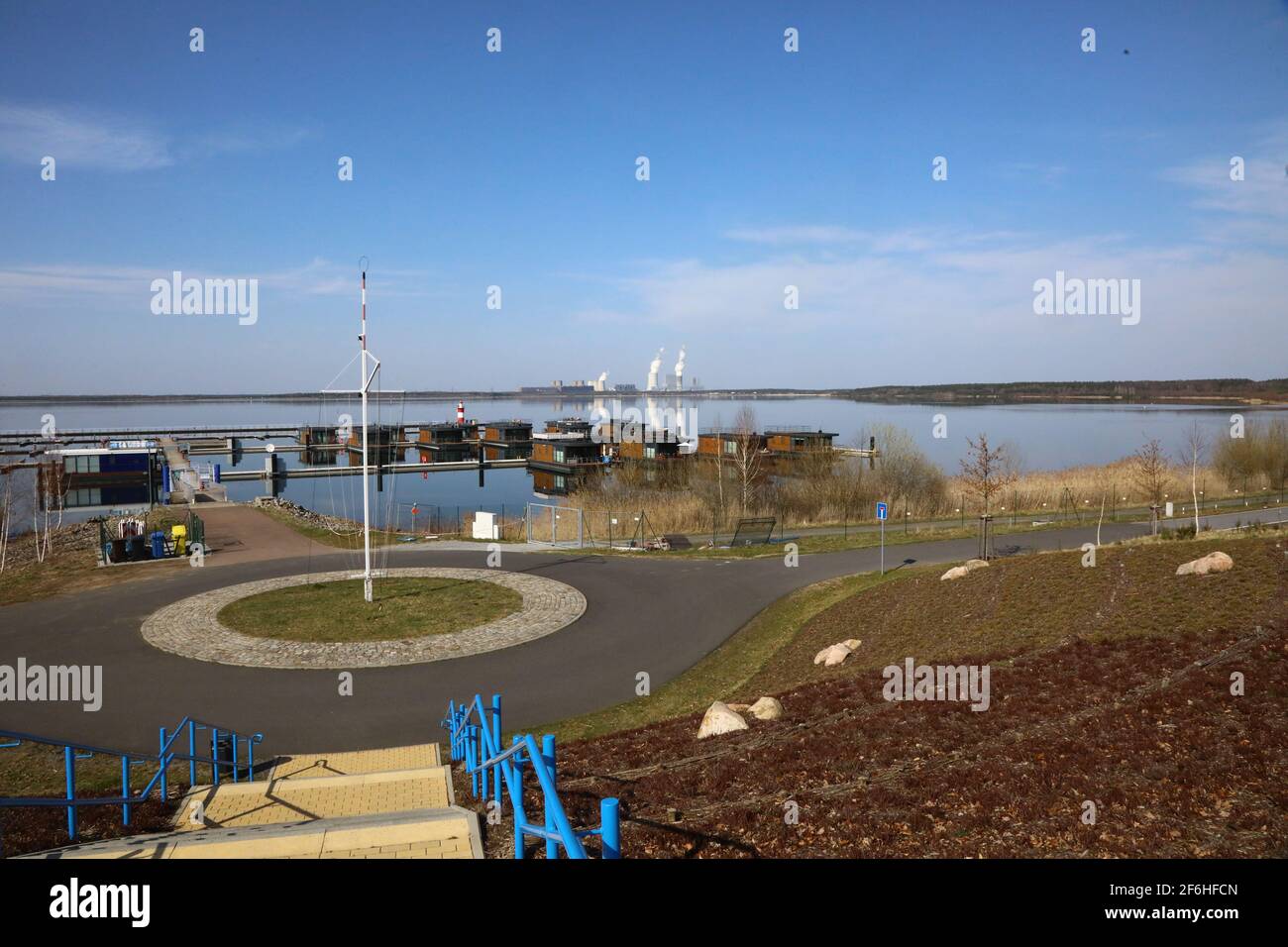 Bärwalder See, Hafen mit der Anlage für Hausboote und schwimmende Ferienhäuser,im Hintergrund das LEAG Kraftwerk Boxberg am 31.3.2021 Stock Photo