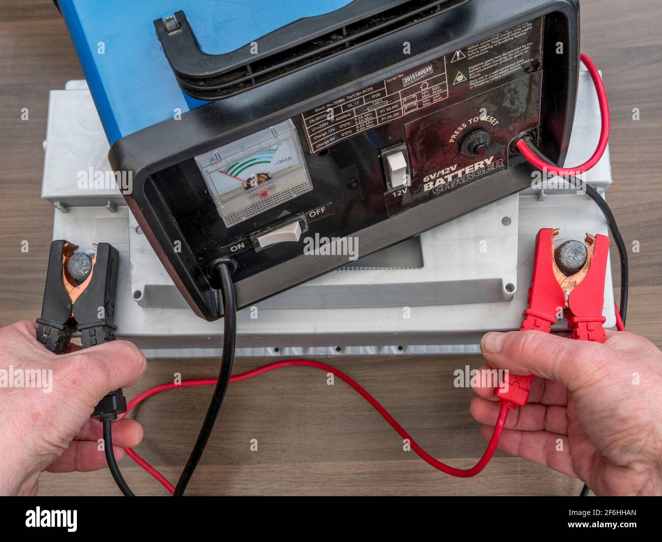 Las pinzas de la batería y cargador de coche plug Fotografía de stock -  Alamy