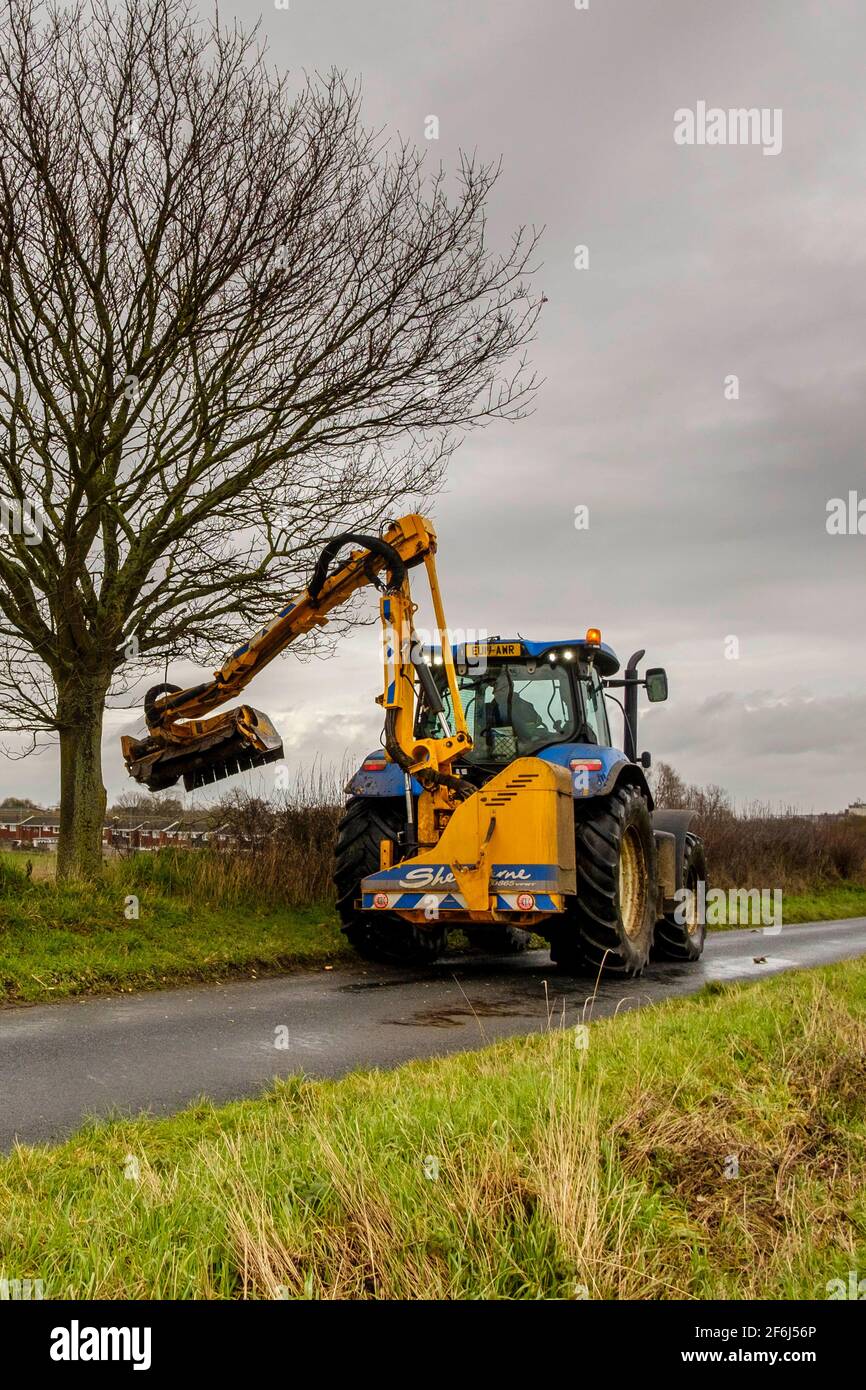 Hedge cutting farm hires stock photography and images Alamy