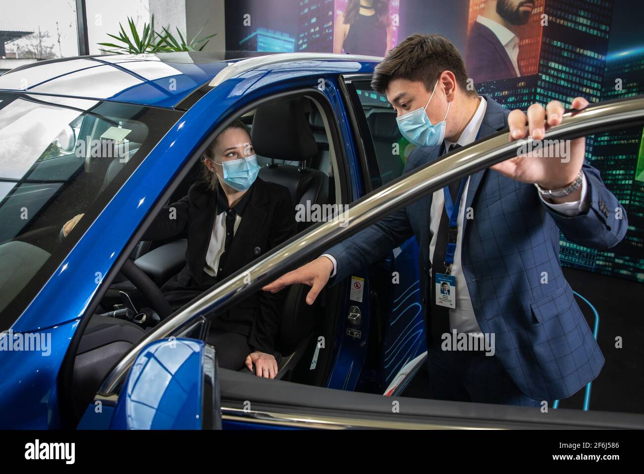 (210401) -- ALMATY, April 1, 2021 (Xinhua) -- A salesman introduces a HAVAL car to a customer at a dealer shop in Almaty, Kazakhstan, April 1, 2021. Great Wall Motor Co., Ltd.'s HAVAL brand entered the Kazakhstan market on thursday, three main models of crossover vehicles F7, F7x and off-road vehicle H9 officially began the sales to Kazakhstan residents in Almaty. (Astana Motors/Handout via Xinhua) Stock Photo