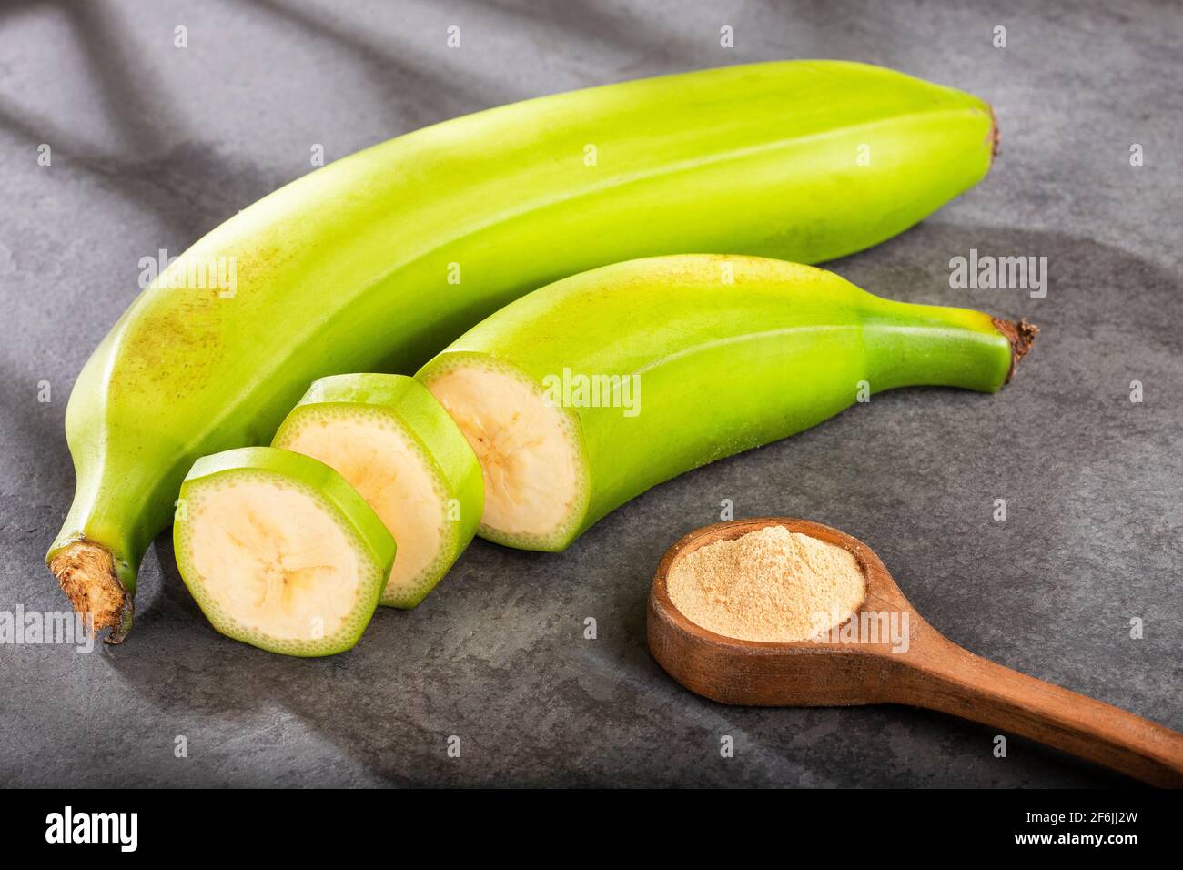 Raw and dried green bananas, plantain flour, resistant flour, prebiotic