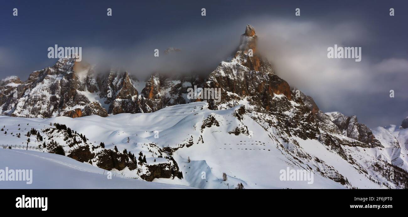 Südtirol, Dolomiten, Alpenpass eisiger Winter am Alpenpass Passo di ...