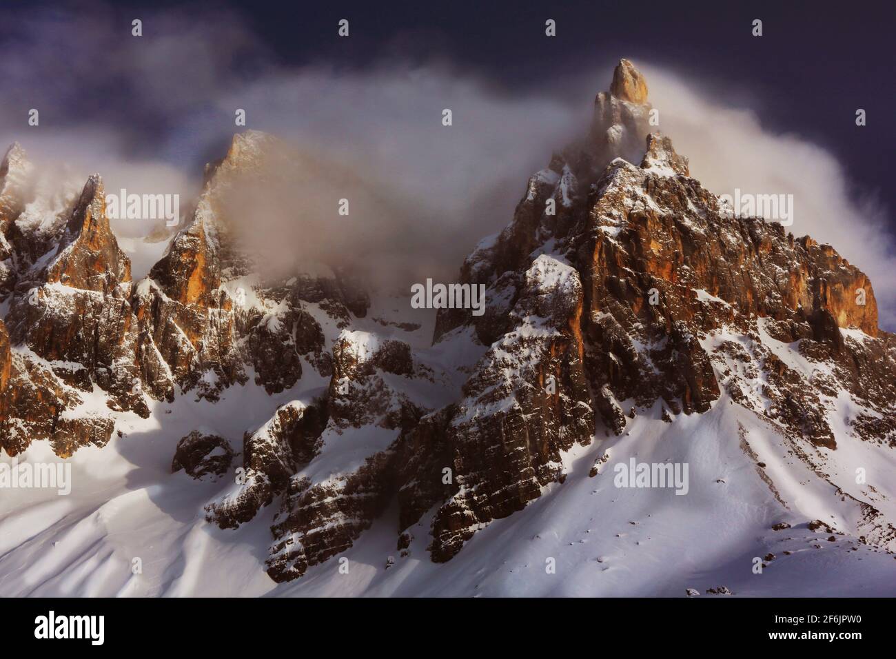 Südtirol, Dolomiten, Alpenpass eisiger Winter am Alpenpass Passo di Rolle mit dem Gipfel der Cima di Vezzana in Trentino in den Dolomiten in Italien Stock Photo