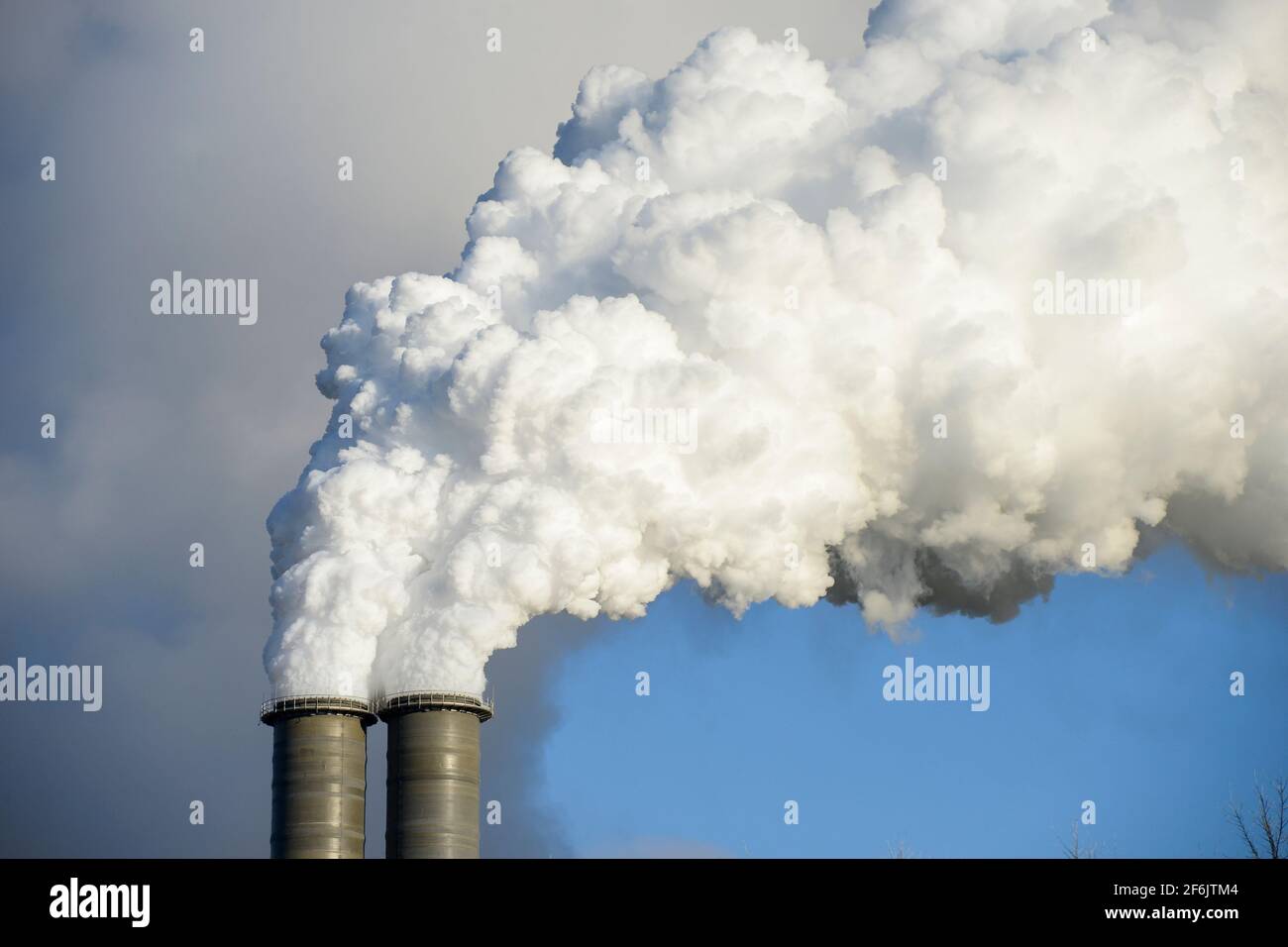 Germany, Hamburg, Vattenfall coal power station Moorburg, exhaust pipe with CO2 emission / DEUTSCHLAND, Hamburg, Vattenfall Kohlekraftwerk Moorburg, Emissionen Stock Photo