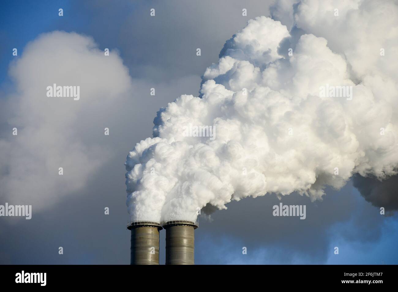 Germany, Hamburg, Vattenfall coal power station Moorburg, exhaust pipe with CO2 emission / DEUTSCHLAND, Hamburg, Vattenfall Kohlekraftwerk Moorburg, Emissionen Stock Photo