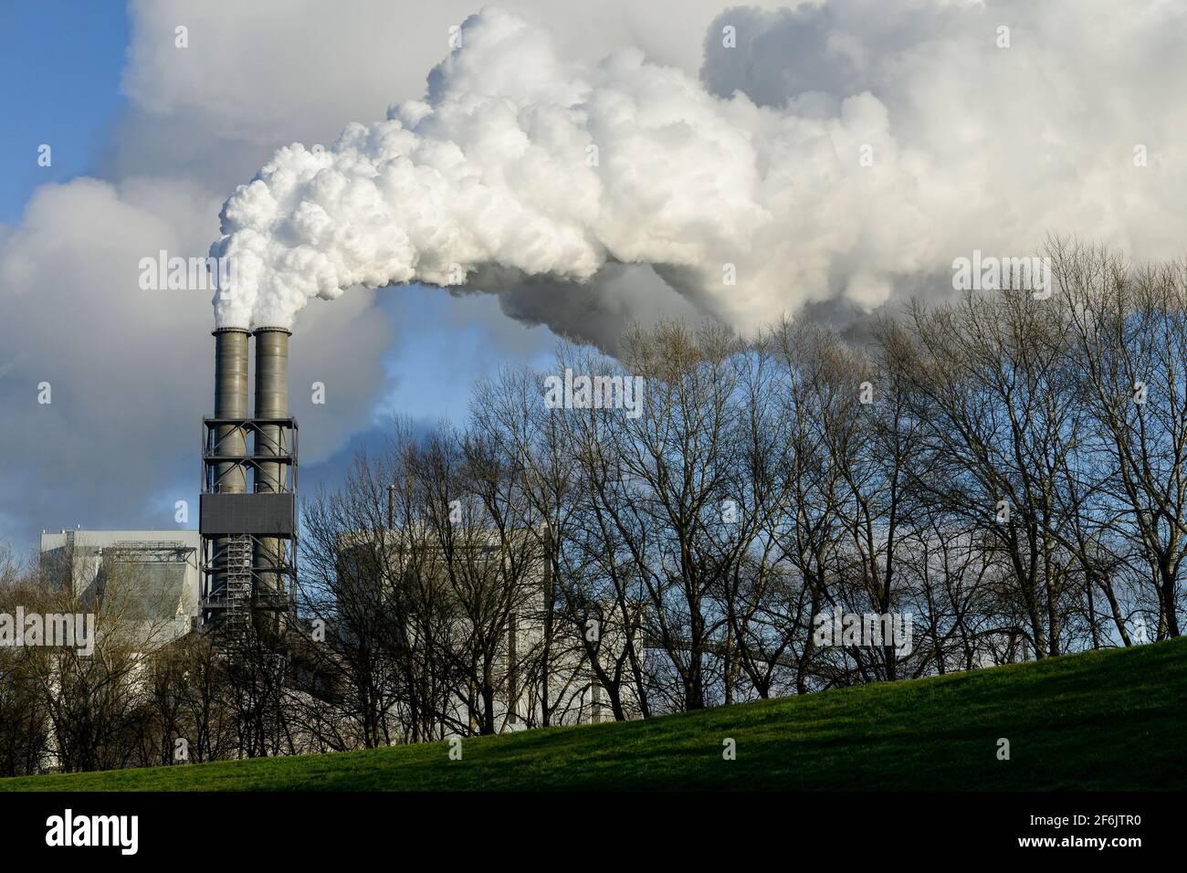 Germany, Hamburg, Vattenfall coal power station Moorburg, exhaust pipe with CO2 emission / DEUTSCHLAND, Hamburg, Vattenfall Kohlekraftwerk Moorburg, Emissionen Stock Photo