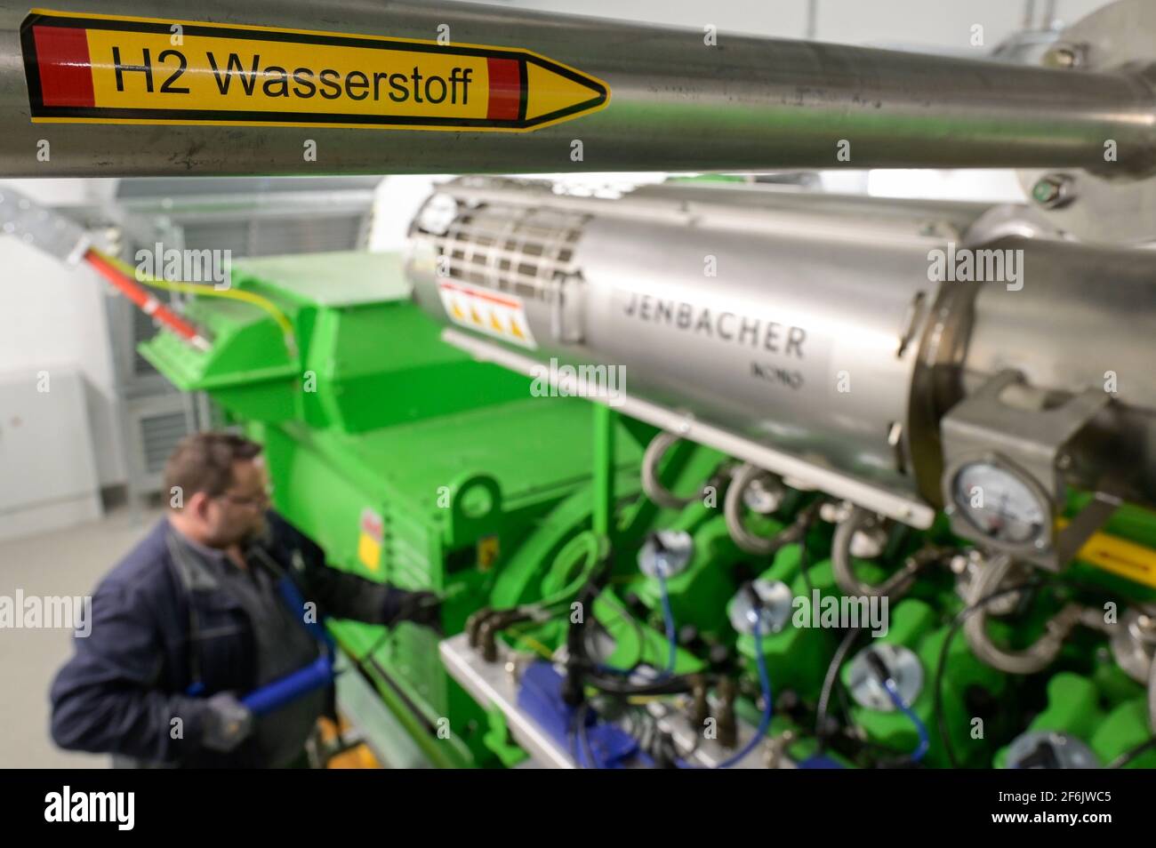 GERMANY, Hamburg, one Megawatt Cogeneration unit for heating and power supply with natural gas or green hydrogen, H2 pipe and Jenbacher gas engine generator / DEUTSCHLAND, Hamburg, Hansewerk Natur, BHKW Blockheizkraftwerk 1 MW Klasse, das über Kraft-Wärme-Kopplung eine Siedlung mit Strom und Wärme versorgt, Energiequellen Erdgas oder grüner Wasserstoff gewonnen aus erneuerbarer Energie, Wasserstoff Zuleitung fuer Jenbacher Gasmotor, der wahlweise grünen Wasserstoff oder Erdgas verbrennen kann Stock Photo