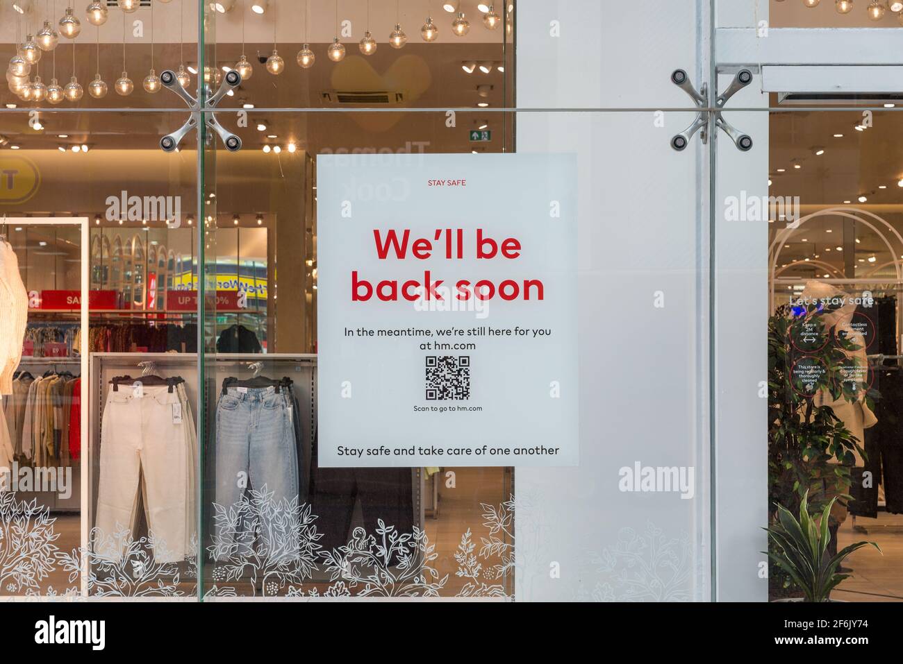 Sign on the large H&M store in Birmingham saying 'we'll be back soon' when all non-essential shops were closed during lock-down in early 2021 Stock Photo