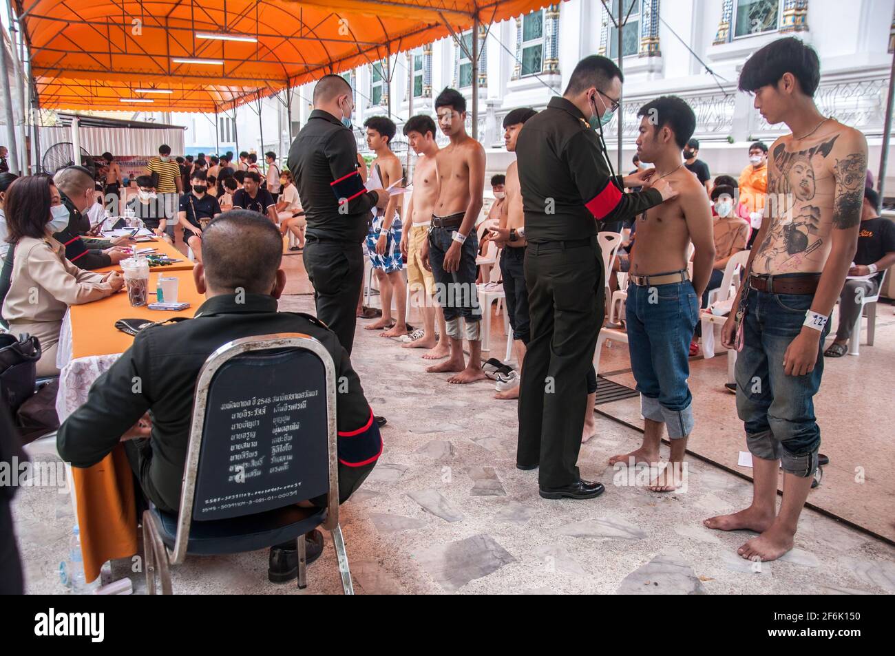 Bangkok, Thailand. 01st Apr, 2021. Thai men line up for physical examinations by an army doctor during a military conscription at Wat That Thong. The Royal Thai Armed Forces launched their annual military conscription draft day by starting from 1 April 2021 to 20 April 2021 searching for healthy men of fighting age from 21 years old and above from the whole country by Voluntary and Drawing a lottery. (Photo by Peerapon Boonyakiat/SOPA Image/Sipa USA) Credit: Sipa USA/Alamy Live News Stock Photo