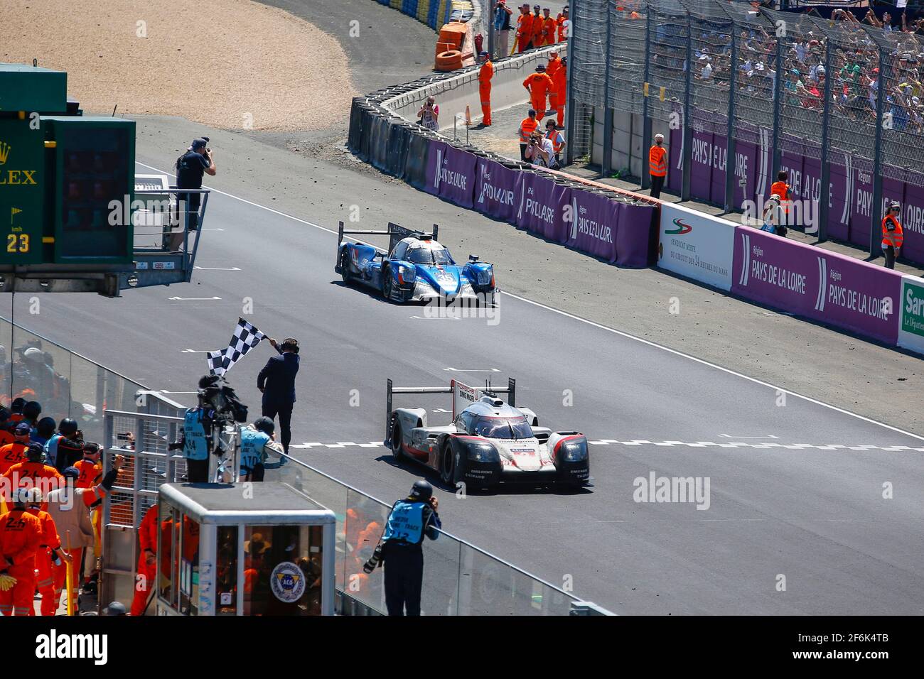 02 BERNHARD Timo (deu), HARTLEY Brendon (nzl), BAMBER Earl (nzl), Porsche 919 hybrid lmp1 team Porsche, action , finish line, chequered flag during the 2017 Le Mans 24 hours race, from June 17 to 18 at Le Mans circuit, France - Photo Antonin Vincent / DPPI Stock Photo