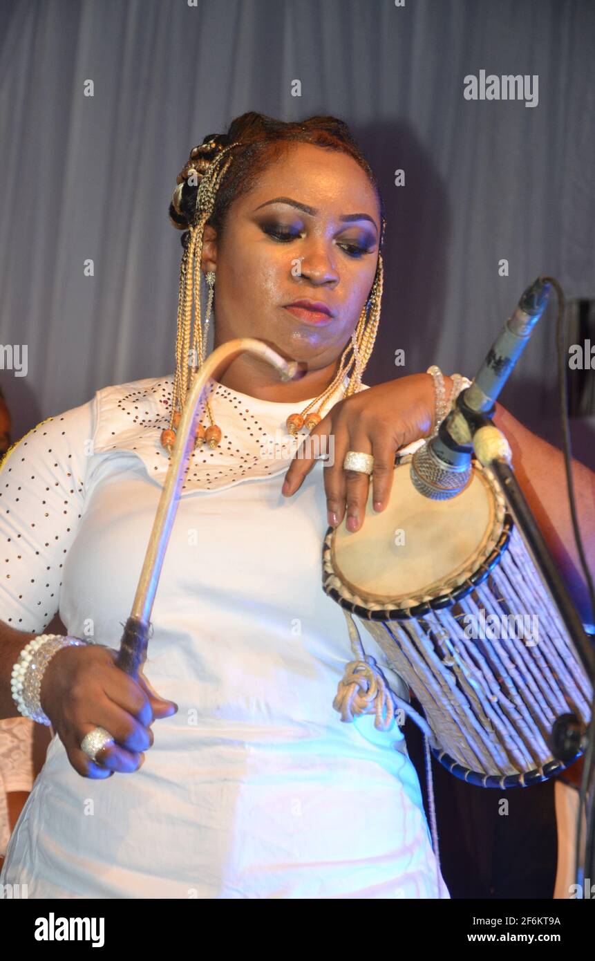 Aralola Olamuyiwa (ARA) Pioneer Female Talking Drummer Stock Photo - Alamy