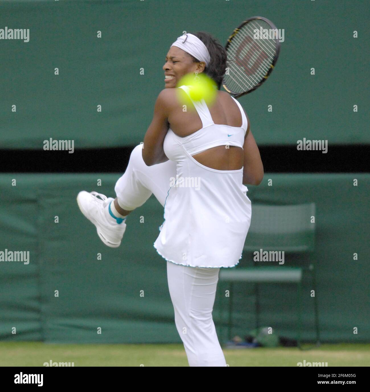 WIMBLEDON  2007 7th DAY 2/7/07. S.WILLIAMS  DURING HER MATCH WITH D.HANTUCHOVA    PICTURE DAVID ASHDOWN Stock Photo