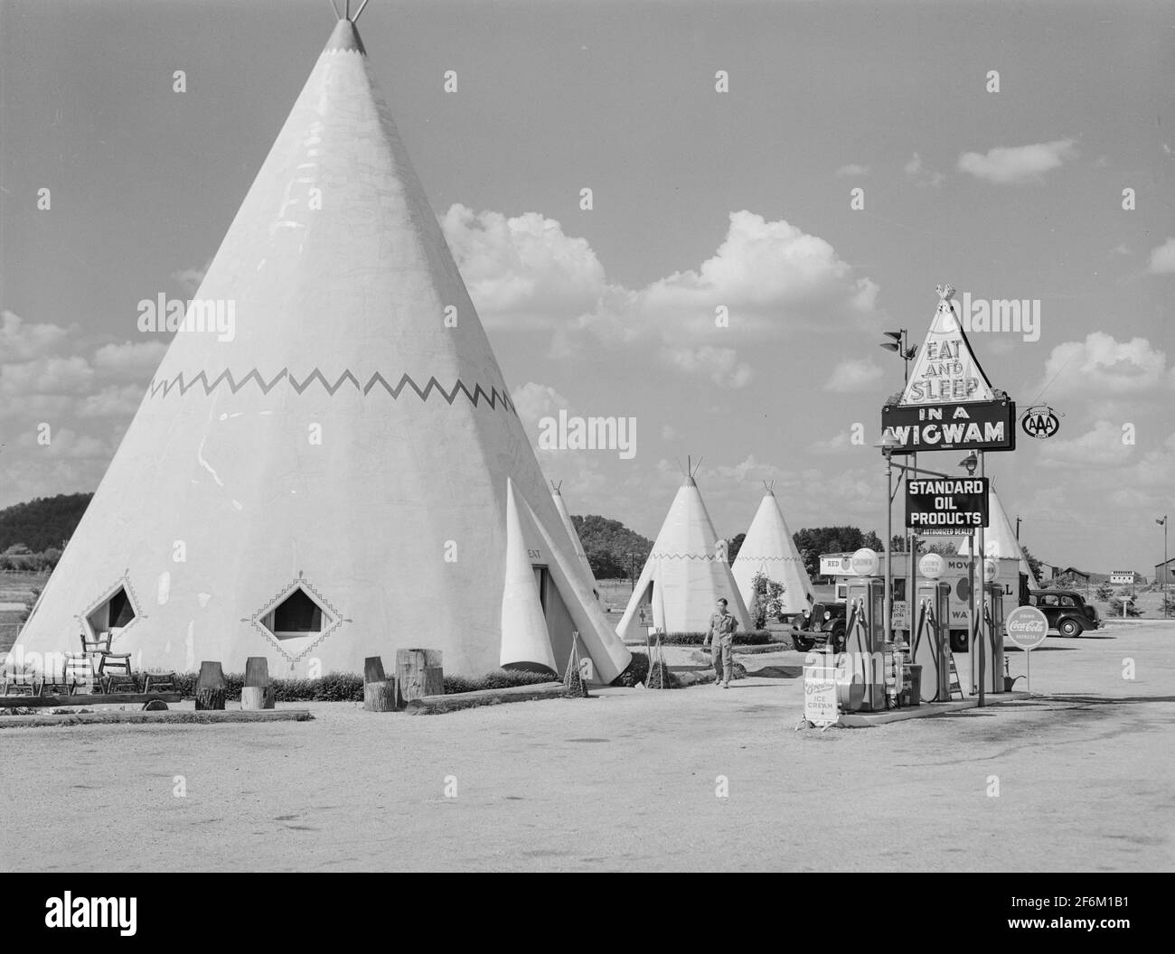 Cabins imitating the Indian teepee for tourists along highway south of Bardstown, Kentucky. 1940 Stock Photo