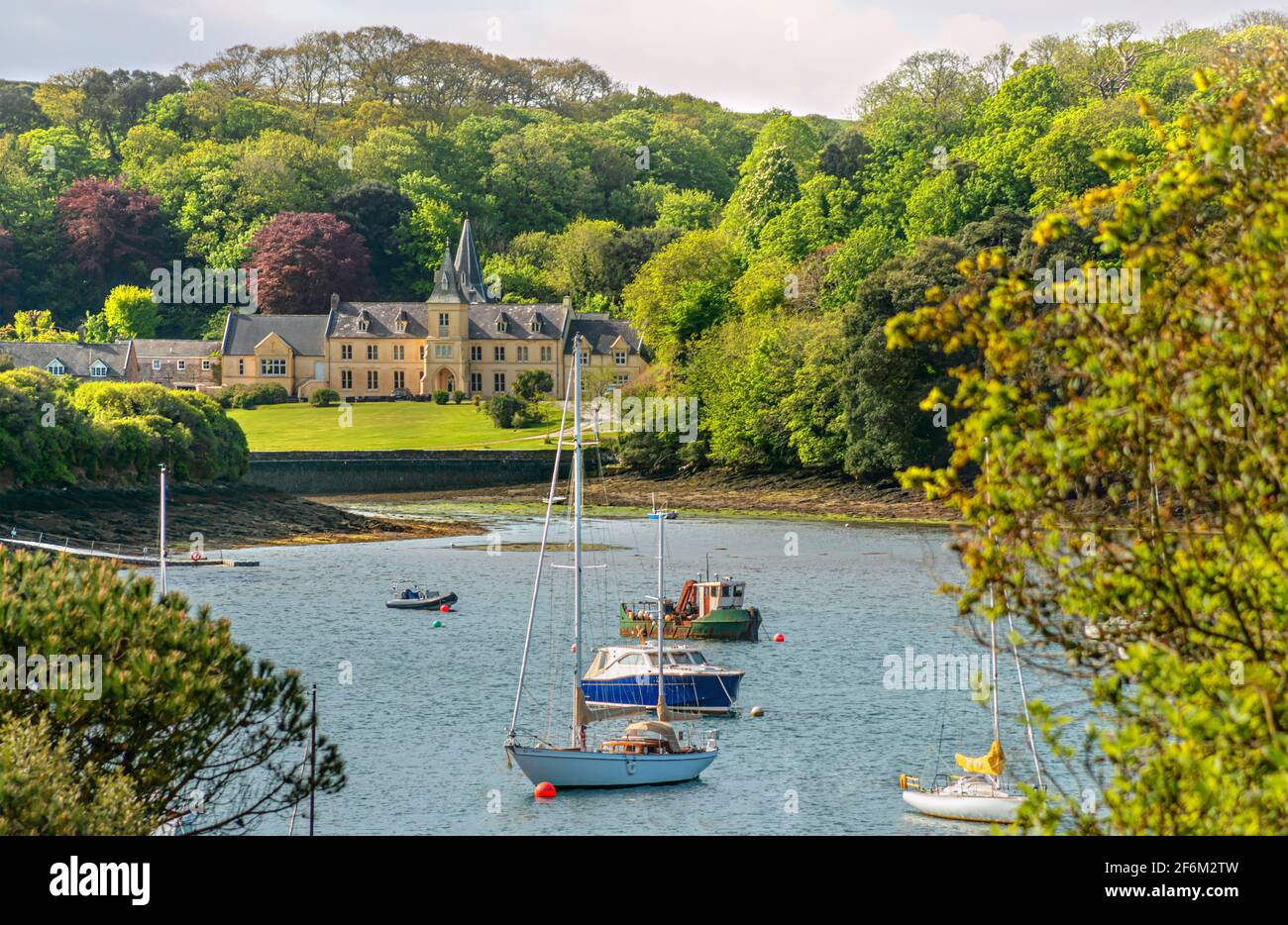 Sailing boats at the coastline near St.Mawes, with the 'Place House' at the background, Cornwall, England, UK Stock Photo