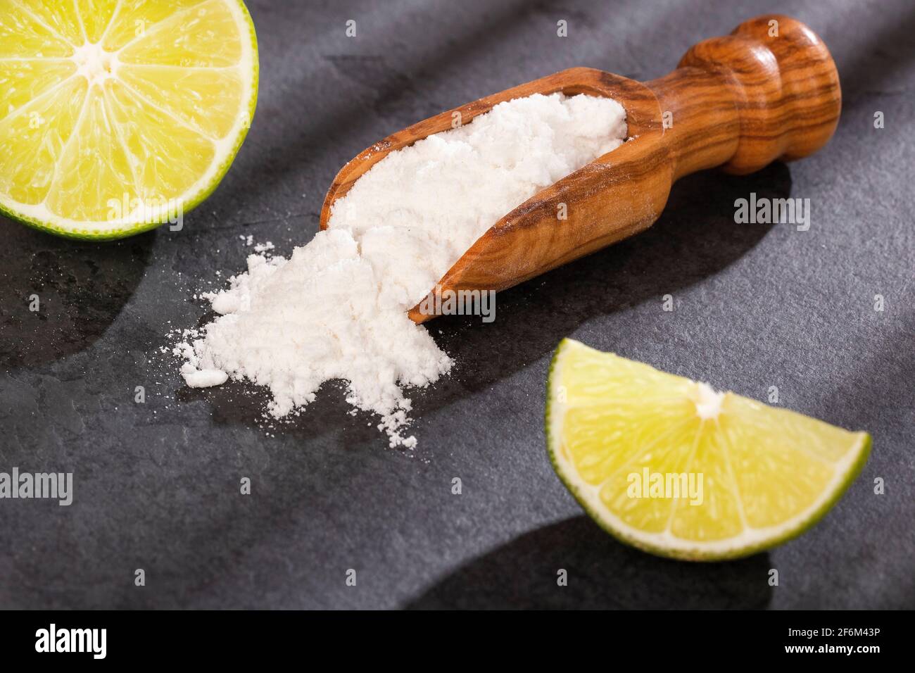 The lemon mixed with baking soda is a simple remedy that brings great
