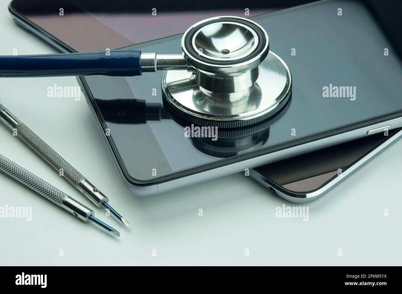 Stethoscope and smartphone hires stock photography and images Alamy