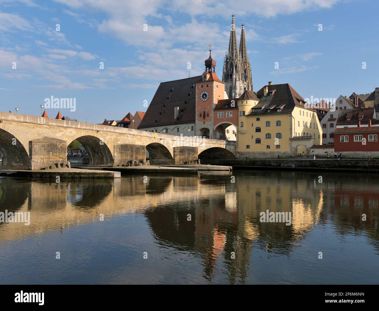 Blick über die Donau auf Regensburg mit Dom St. Peter, Steinerne Brücke, Regensburg, Oberpfalz, Bayern, Deutschland, Europa | View over the river Danu Stock Photo