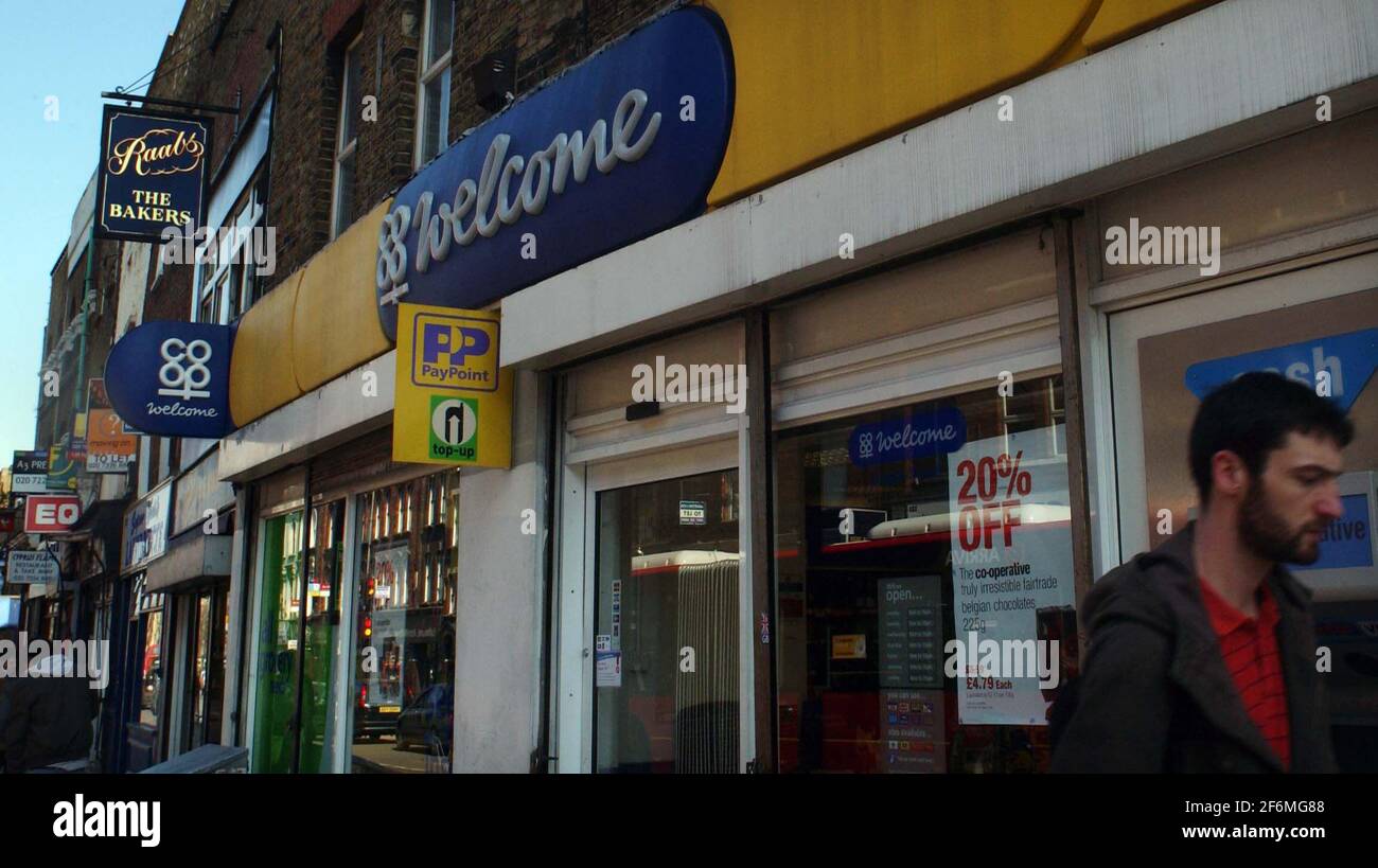 THE CO-OP IN ESSEX ROAD, ISLINGTON, LONDON.TOM PILSTON 26 March 2007 Stock Photo