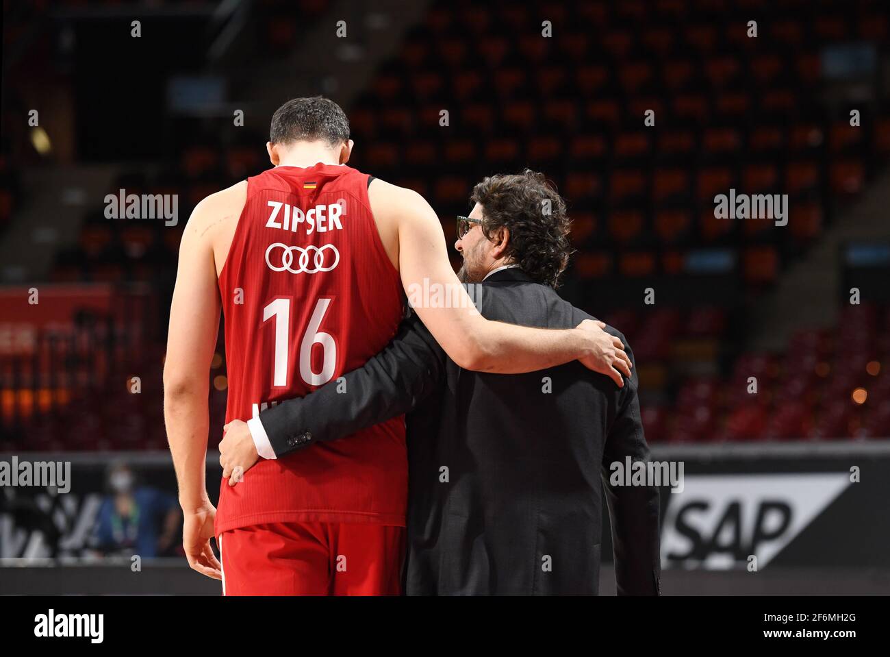 Munich, Germany. 01st Apr, 2021. Basketball: Euroleague, FC Bayern München  - Zalgiris Kaunas, Main Round, Matchday 33 at Audi Dome. Munich coach  Andrea Trinchieri (r) and Paul Zipser walk off the court