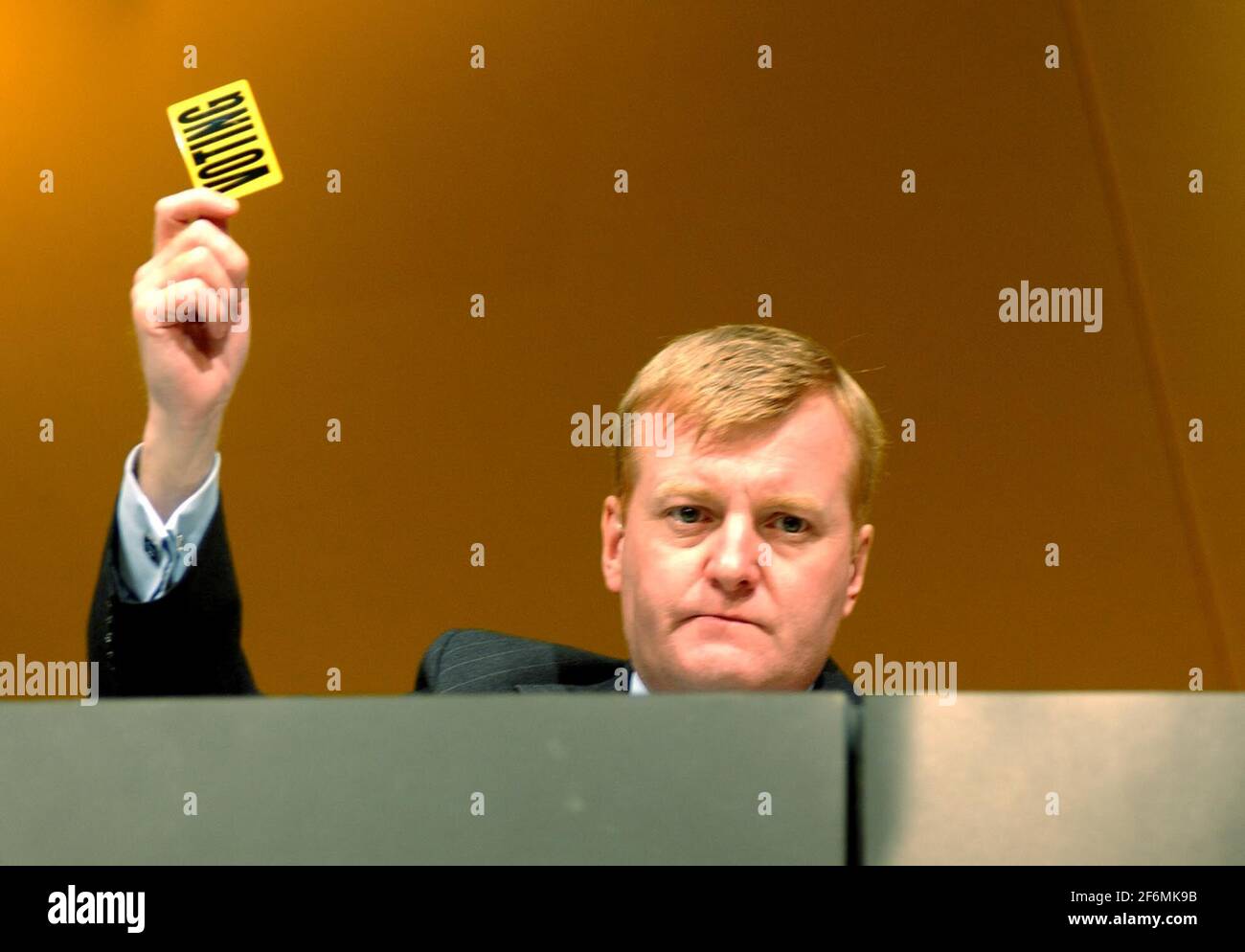 KENNEDY VOTES AT THE LIB DEM CONFERENCE AT BOURNMOUTH.21/9/0 4 PILSTON Stock Photo