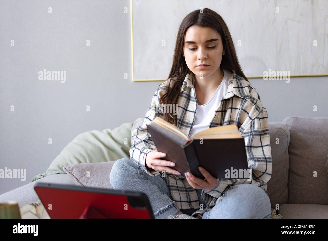 College student tablet book hi-res stock photography and images - Alamy