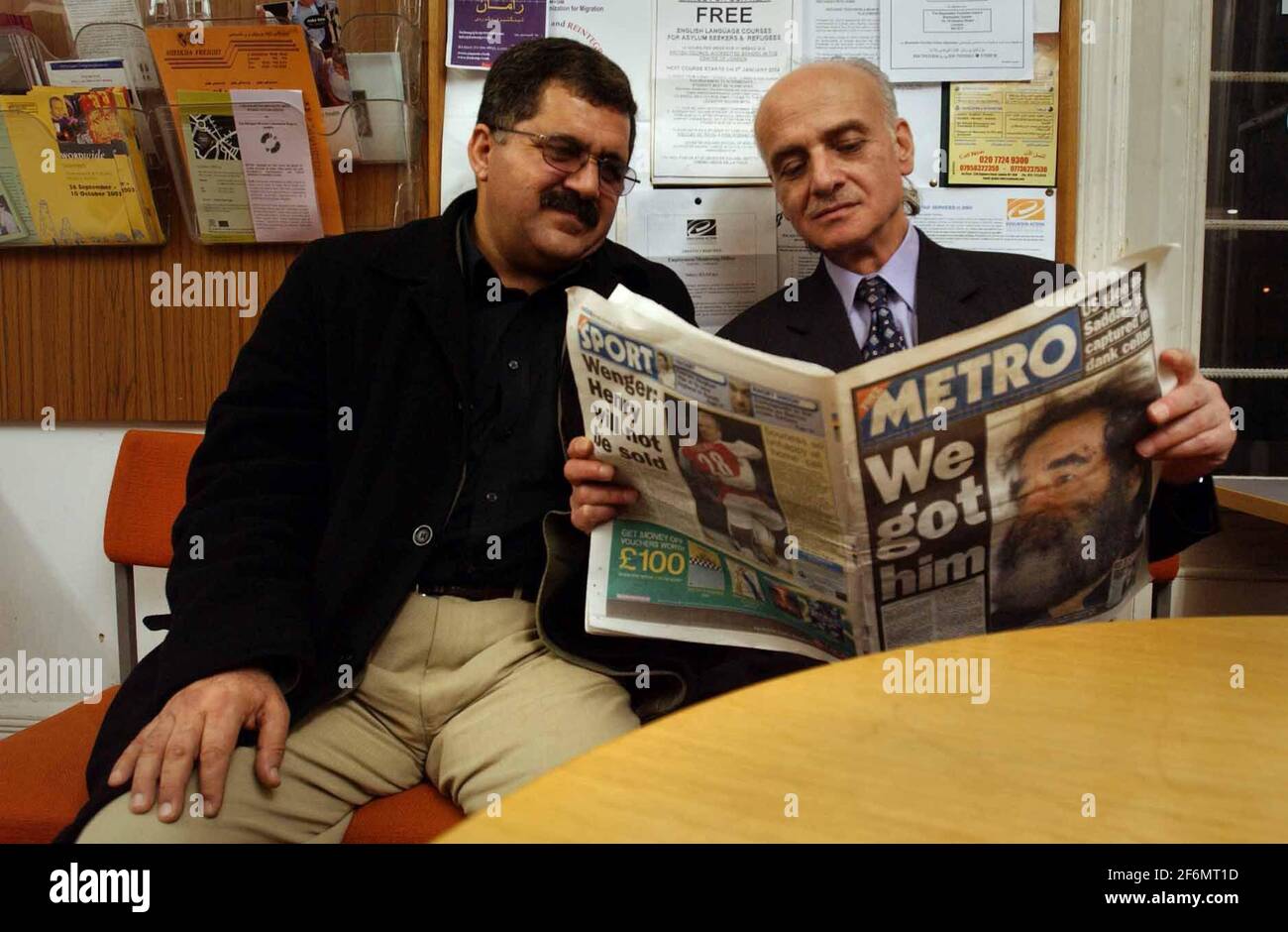 l-r dilshad hafiz and ADNAN ROJEOB,IRAQIS IN  HAMMERSMITH,LONDON. 15/12/03 PILSTON Stock Photo