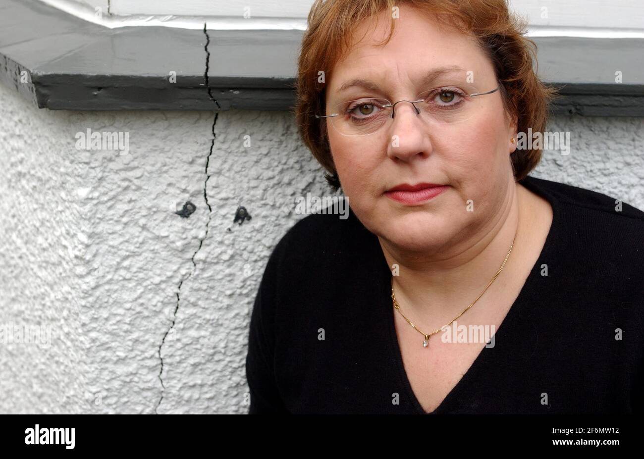 JACQUI ZINKIN WITH A CRACK IN HER HOUSE DUE TO SUBSIDENCE.9/1/04 PILSTON Stock Photo