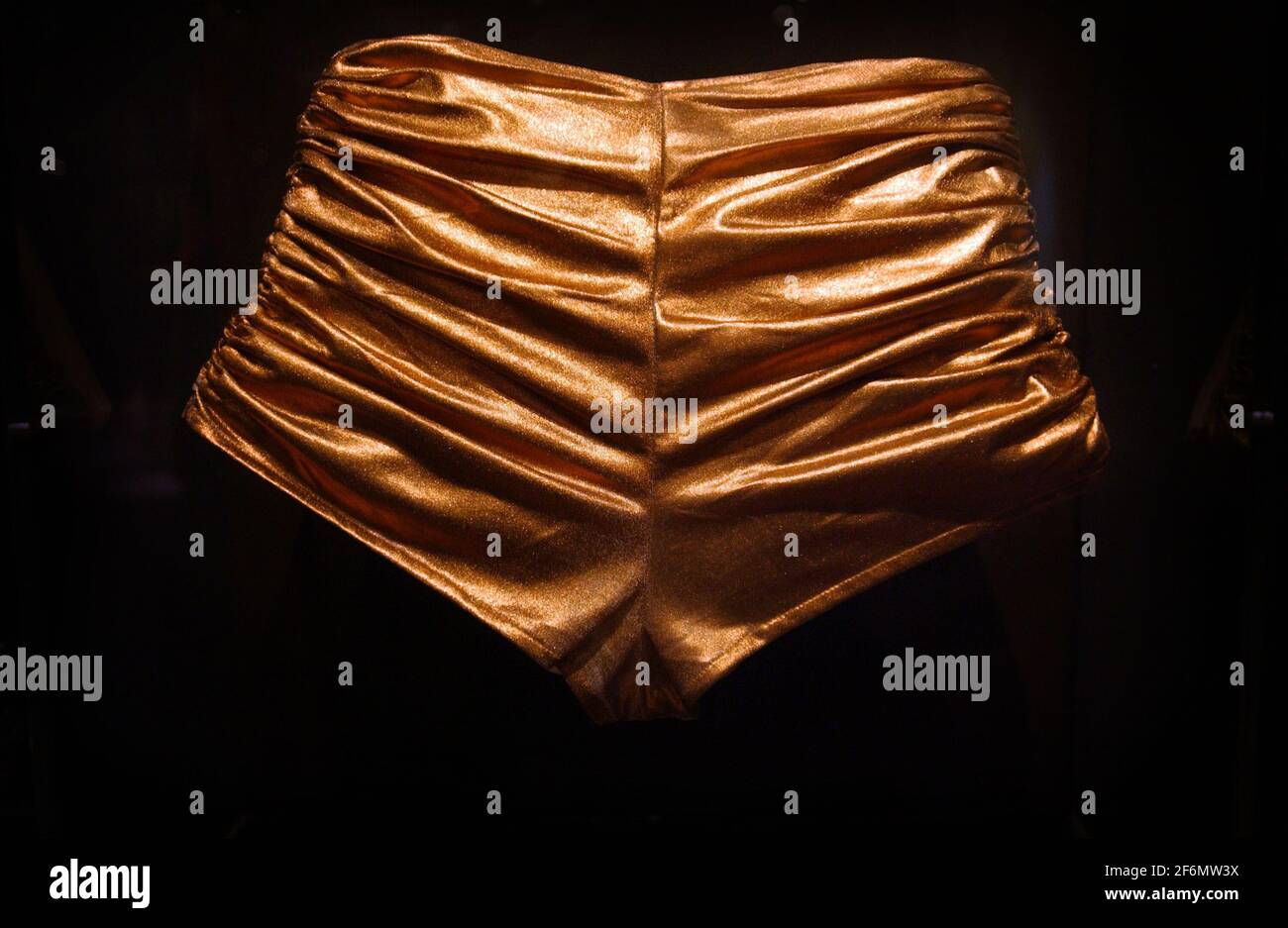 PRESS VIEW OF KYLIE MINOGUE AT THE V&A, GOLD LAME HOT PANTS .6 February 2007 PHOTO TOM PILSTON Stock Photo