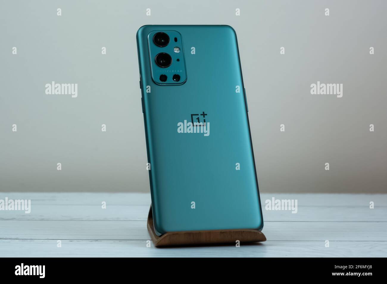 OnePlus 9 Pro 5G in Pine Green color Stock Photo - Alamy