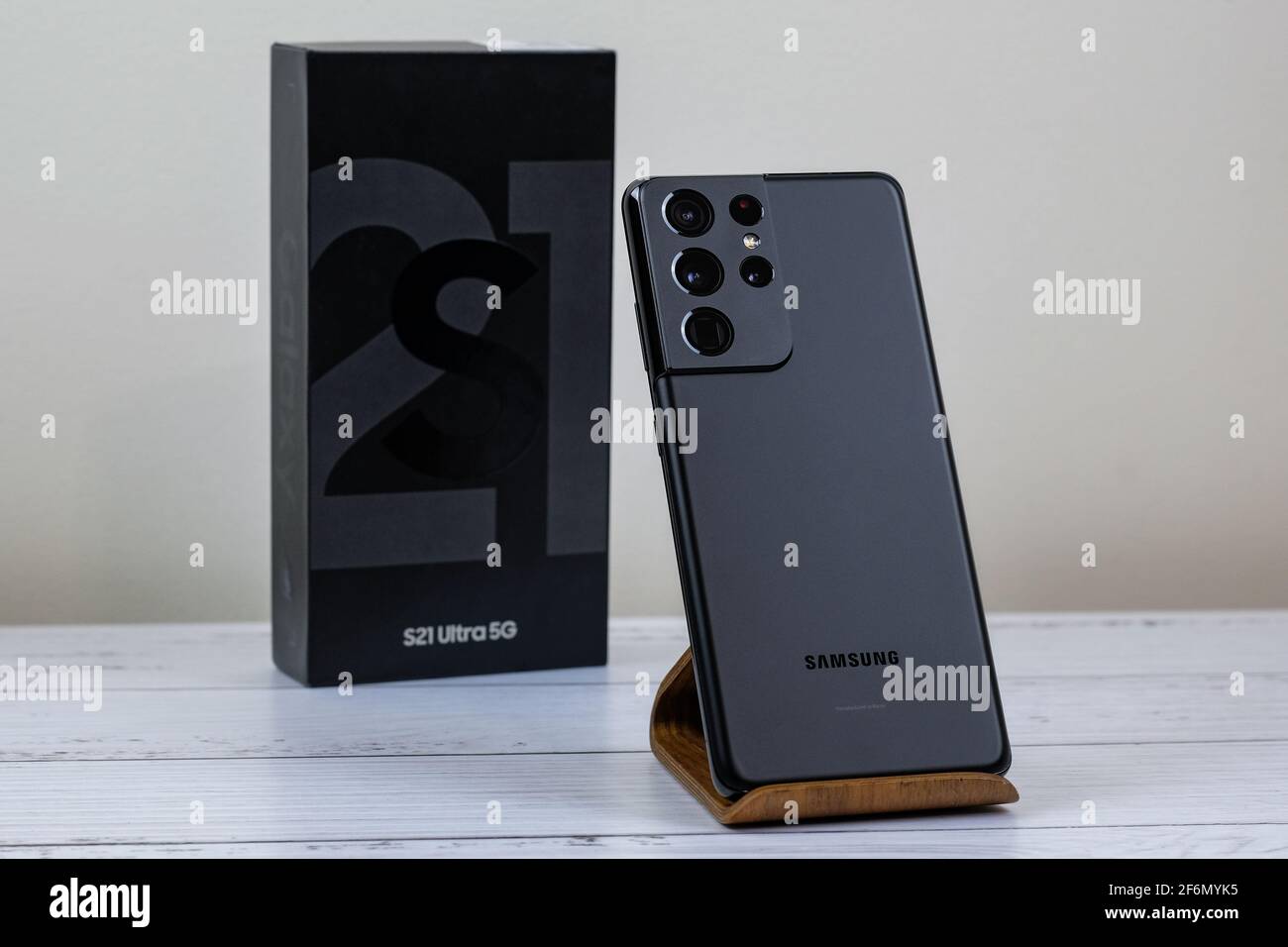 Samsung s21 ultra hi-res stock photography and images - Alamy