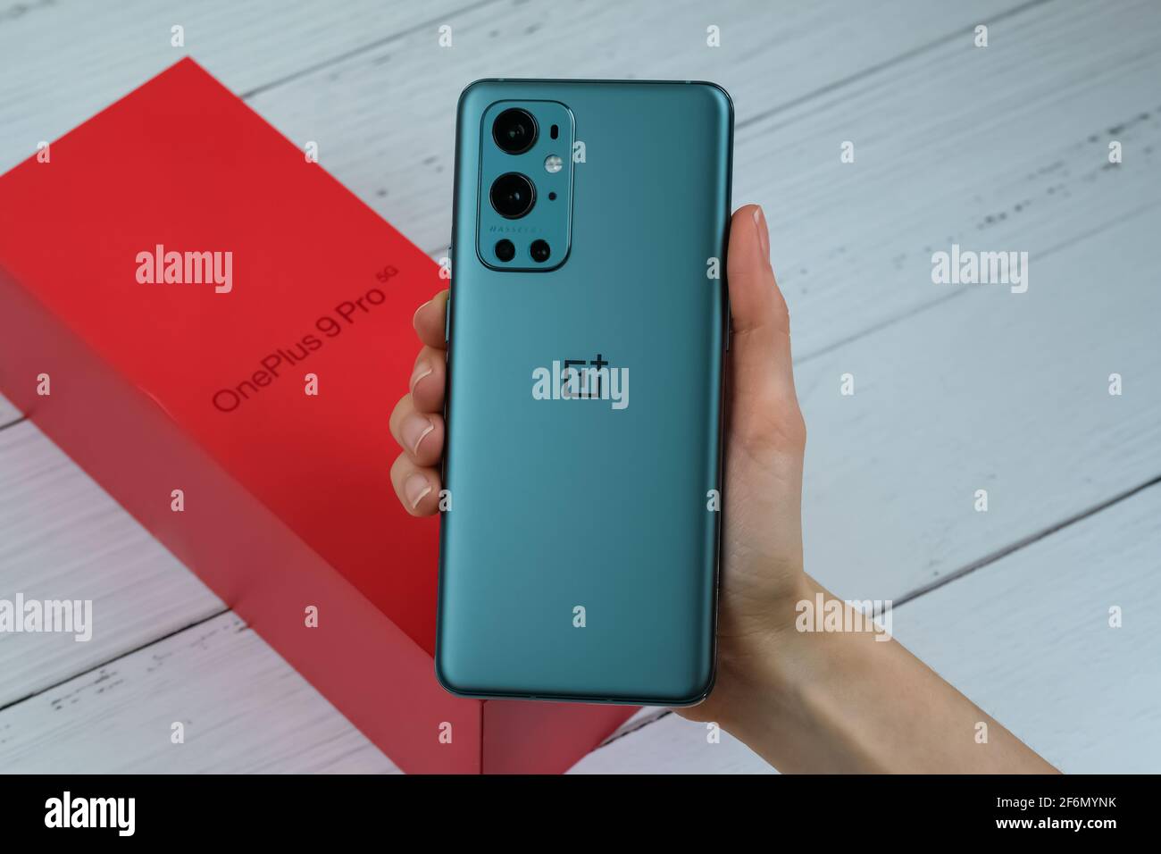 Oneplus 9 Pro 5g In Pine Green Color Stock Photo Alamy Oneplus 9 Pro 5g In Pine Green Color Stock Photo Alamy