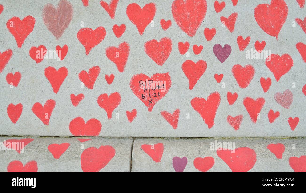 Red hearts seen on the National Covid Memorial Wall in London.The National Covid Memorial Wall in London outside St Thomas' Hospital is being hand-painted with 150000 hearts to honors UK Covid-19 victims. (Photo by Thomas Krych / SOPA Images/Sipa USA) Stock Photo