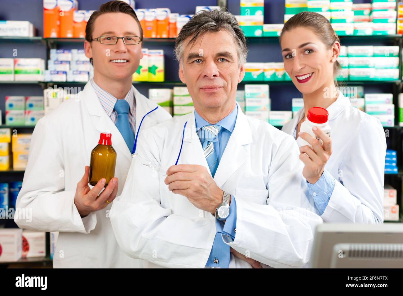 Pharmacy drugstore people team hi-res stock photography and images - Alamy