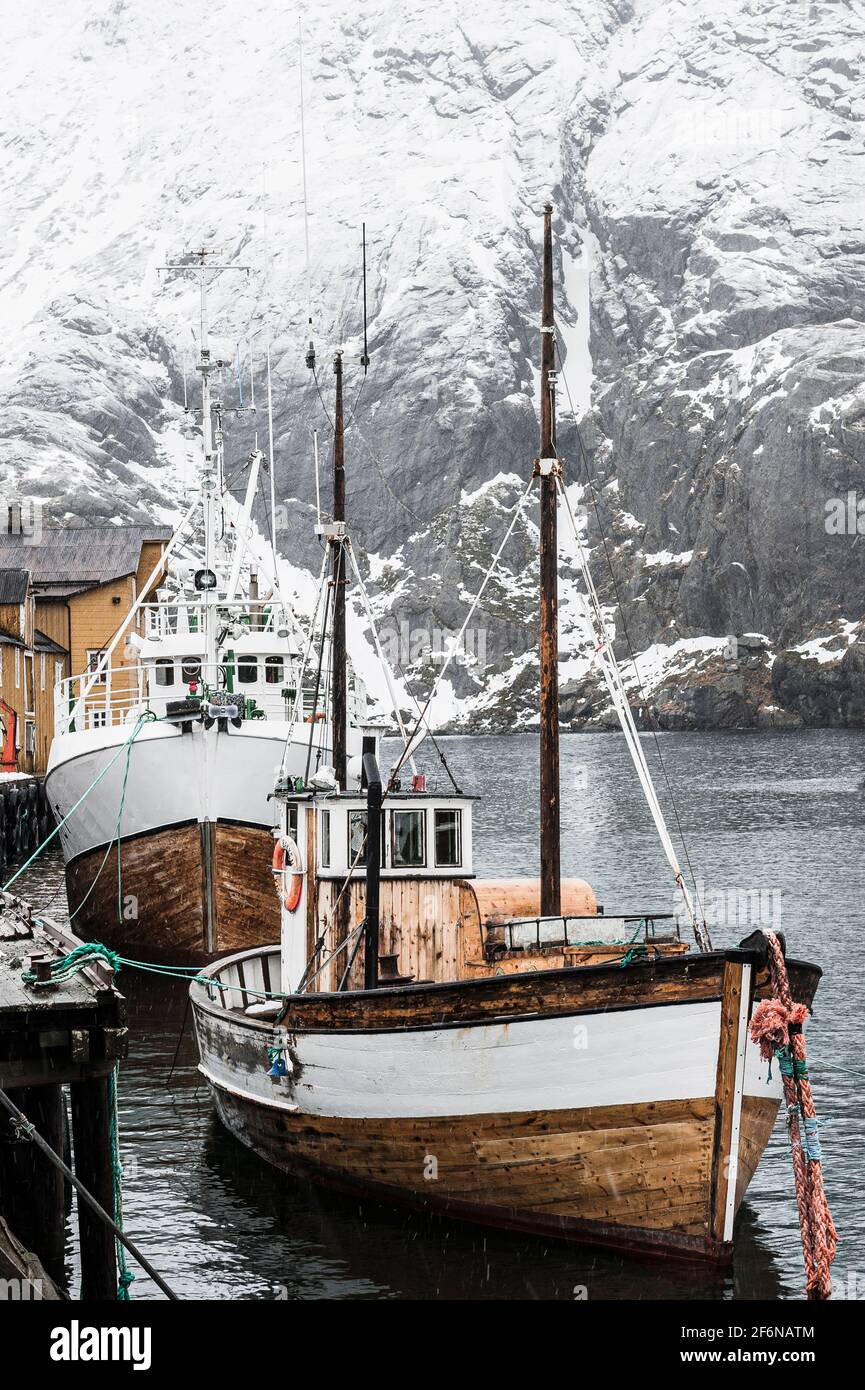 Ice fishing house hires stock photography and images Alamy