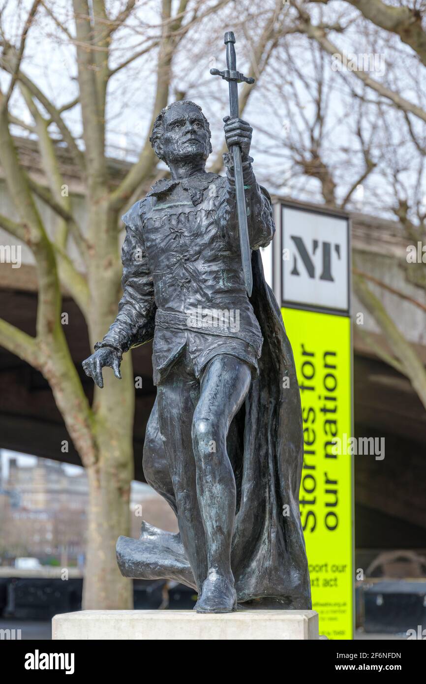 Statue of the actor Laurence Olivier, on the South Bank, outside the National Theatre he helped to establish. Stock Photo