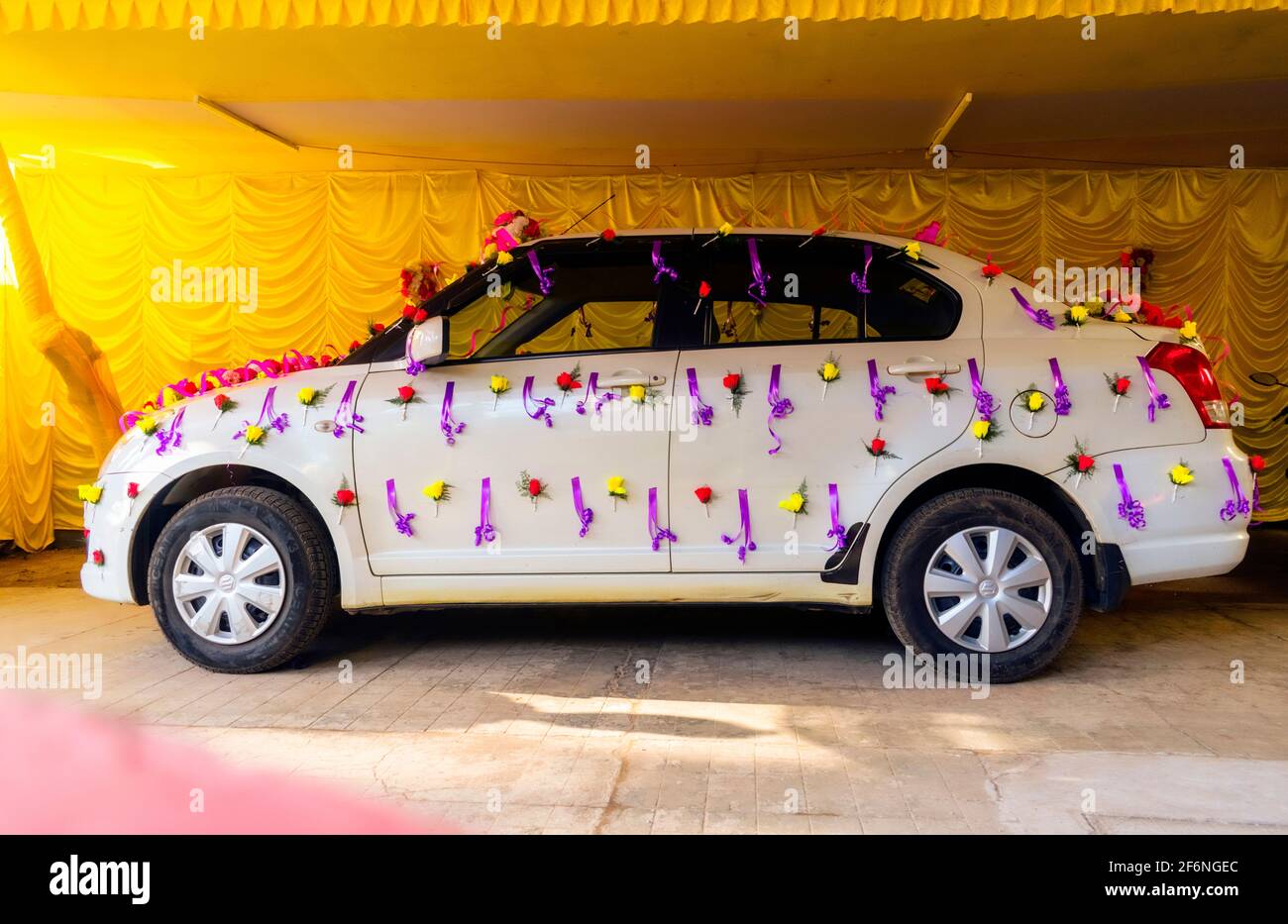 Wedding car decoration hi-res stock photography and images - Alamy