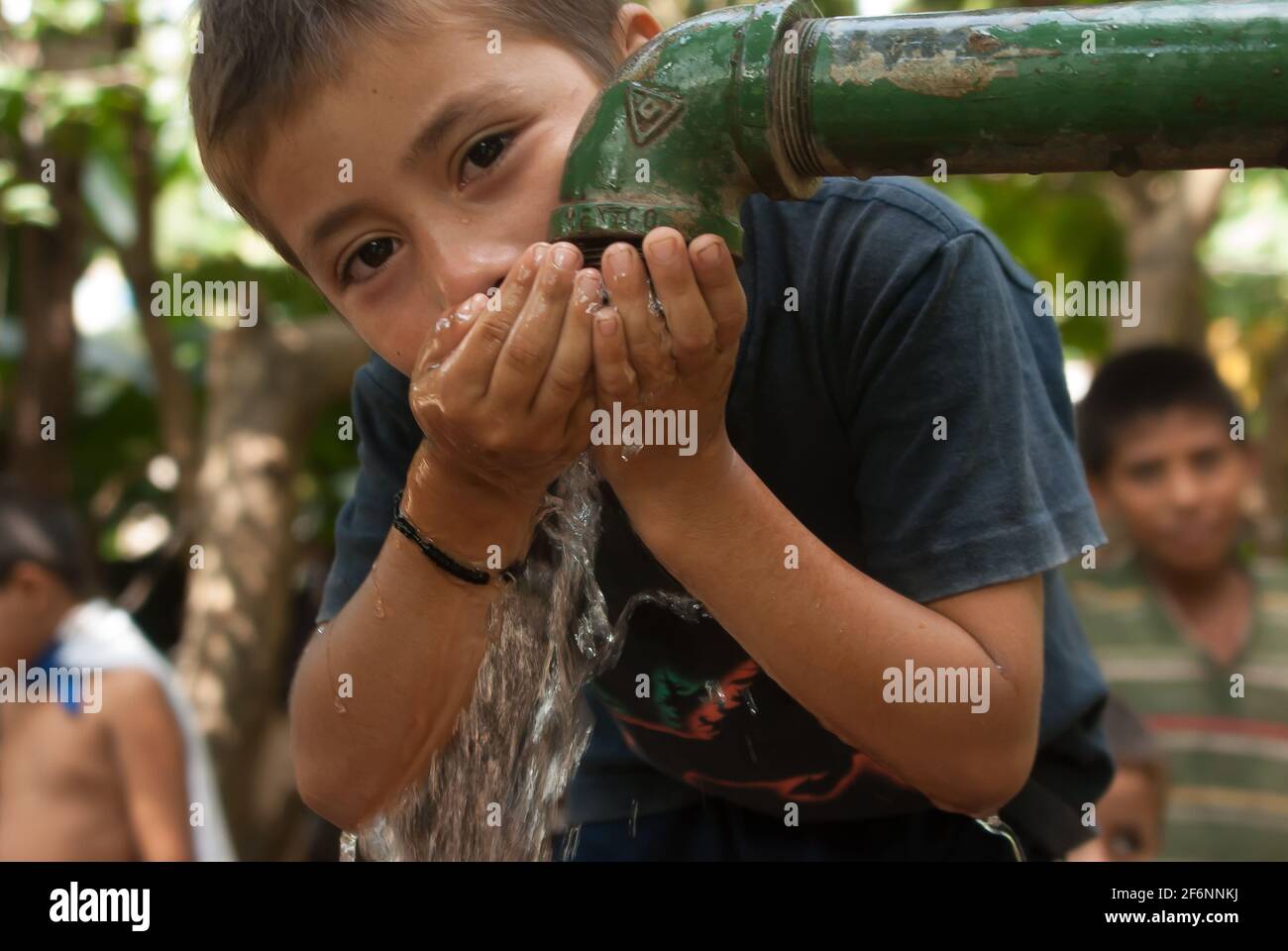 https://c8.alamy.com/comp/2F6NNKJ/la-libertad-el-salvador-11-18-2019-portrait-of-a-boy-drinking-water-from-a-tab-on-the-streets-of-la-libertad-el-salvador-2F6NNKJ.jpg