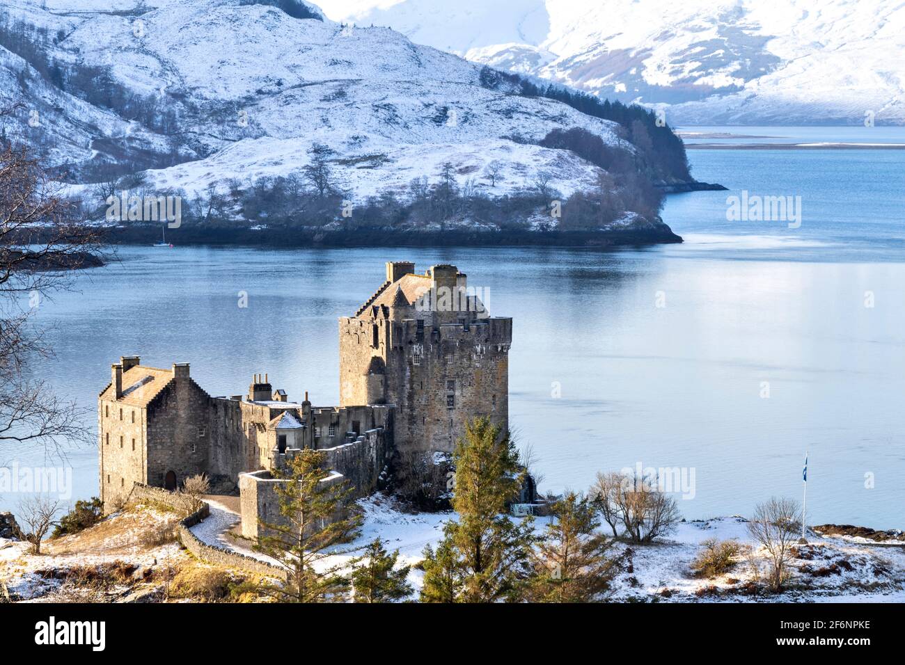 EILEAN DONAN CASTLE LOCH DUICH HIGHLAND SCOTLAND THE CASTLE IN WINTER AND A HEAVY FALL OF SNOW ON THE  HILLS Stock Photo