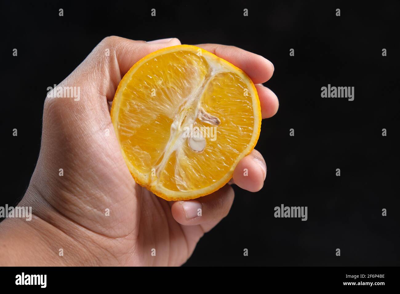 Hand holding half orange hi-res stock photography and images - Alamy