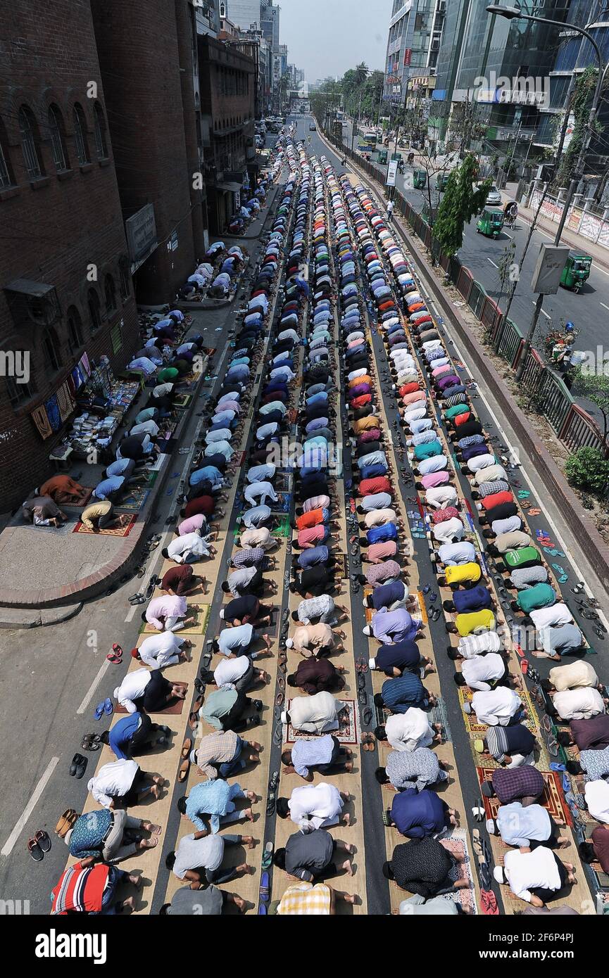 Dhaka, Bangladesh. 02nd Apr, 2021. Thousands of Muslims perform Jumma prayer in the streets at the mosque in Dhanmondi Sobhanbag Masjid in Dhaka, Bangladesh on April 2, 2021. Bangladesh is now experiencing the highest number of people affected by Covid-19 coronavirus in the last one year and at the same time an increase in people dying.(Photo by MD Saiful Amin/Pacific Press/Sipa USA) Credit: Sipa USA/Alamy Live News Stock Photo