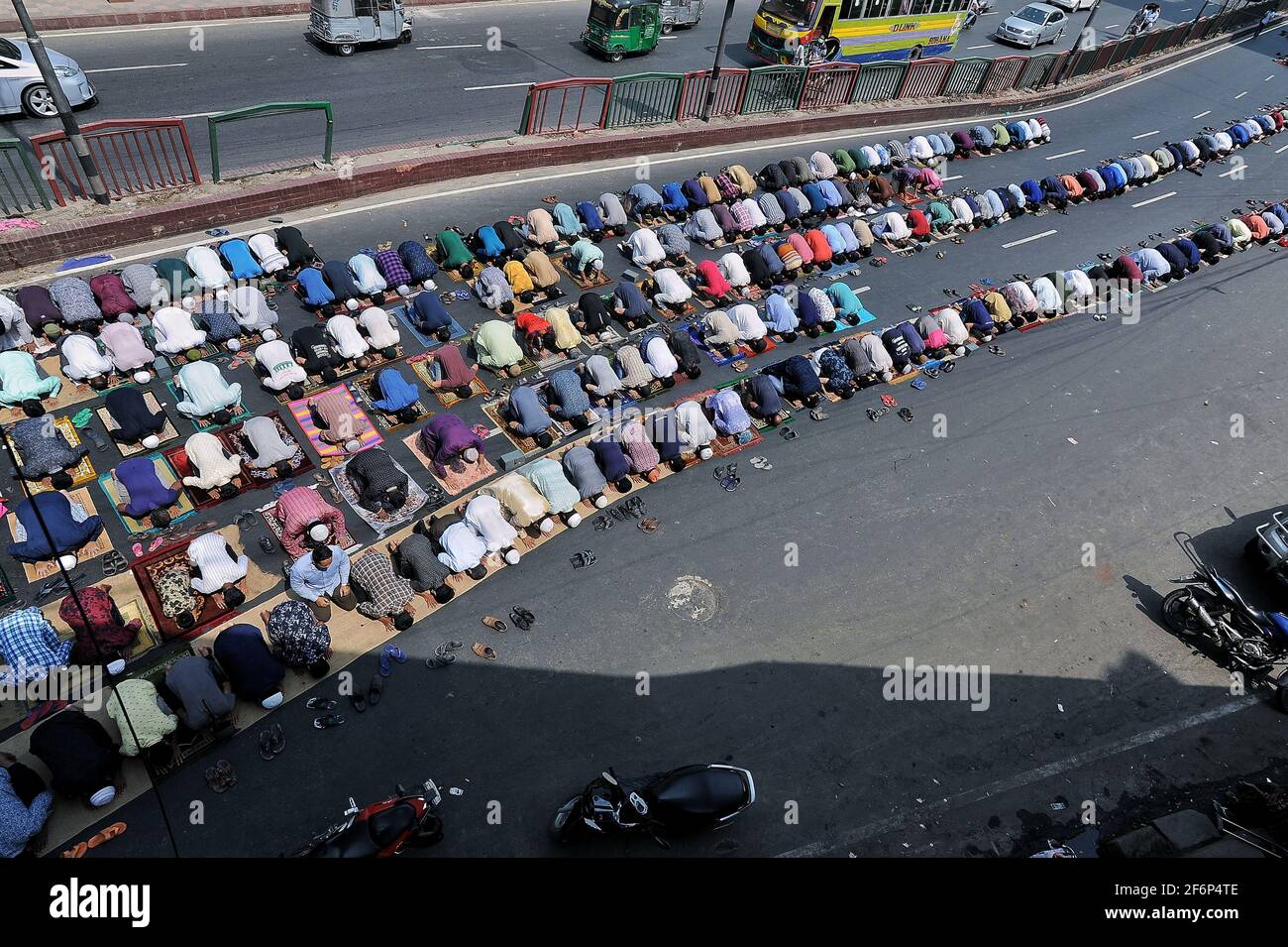 Dhaka, Bangladesh. 02nd Apr, 2021. Thousands of Muslims perform Jumma prayer in the streets at the mosque in Dhanmondi Sobhanbag Masjid in Dhaka, Bangladesh on April 2, 2021. Bangladesh is now experiencing the highest number of people affected by Covid-19 coronavirus in the last one year and at the same time an increase in people dying.(Photo by MD Saiful Amin/Pacific Press/Sipa USA) Credit: Sipa USA/Alamy Live News Stock Photo
