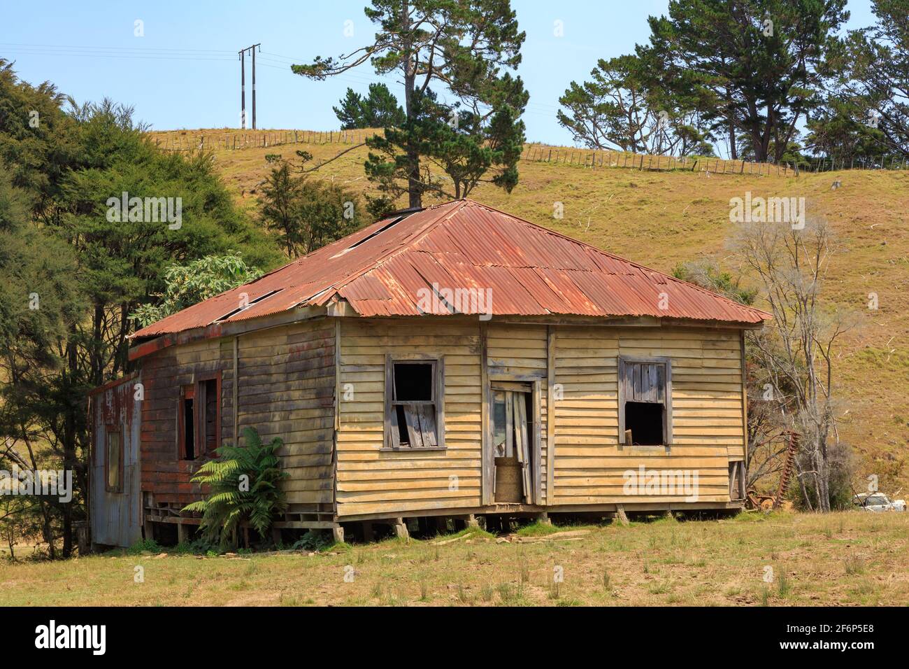 A picturesque abandoned wooden and corrugated iron farmhouse on the Coromandel Peninsula, New Zealand Stock Photo