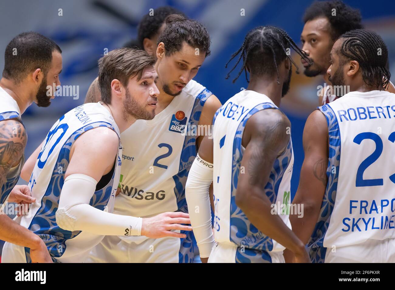01 April 2021, Hessen, Frankfurt/Main: Team meeting of the Skyliners. Jon  Axel Gudmundsson (Fraport Skyliners, 30, second from left) gives  instructions. Basketball game of the easyCredit BBL between Fraport  Skyliners and NINERS