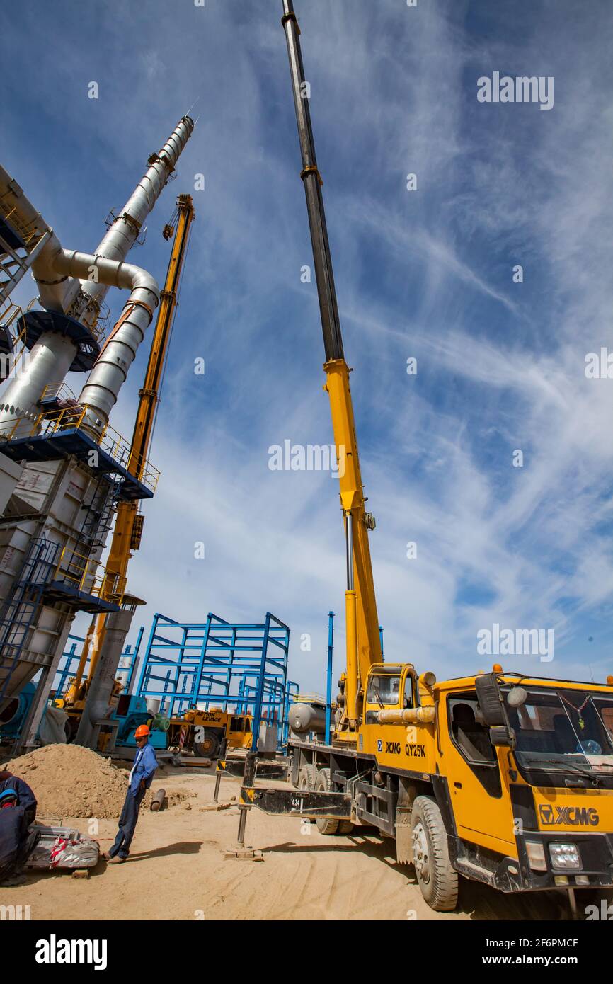 Mobile tower crane hires stock photography and images Alamy