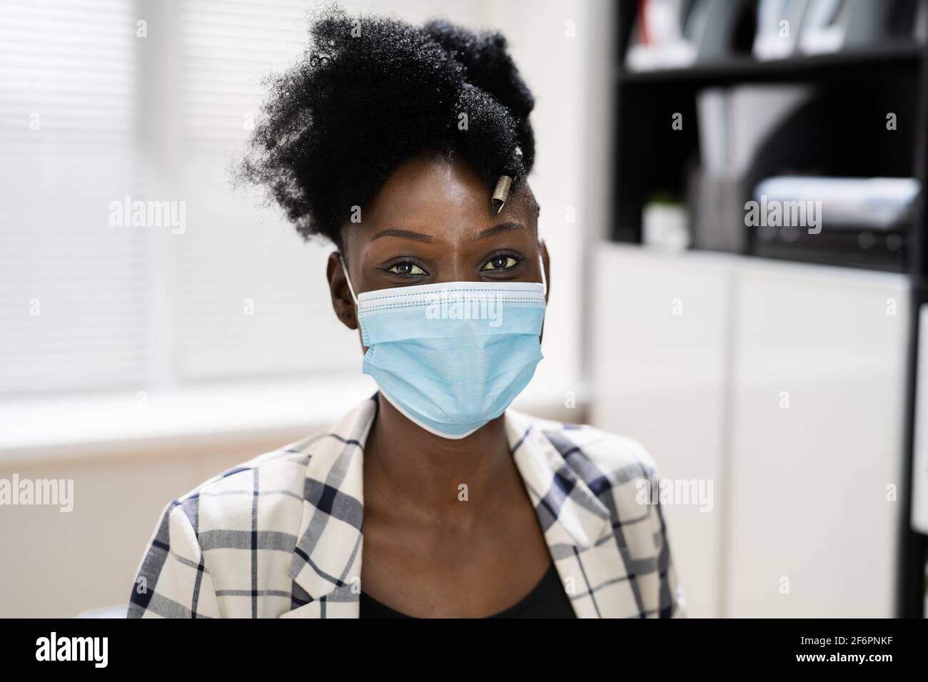 African American Business Woman Wearing Face Mask Stock Photo - Alamy